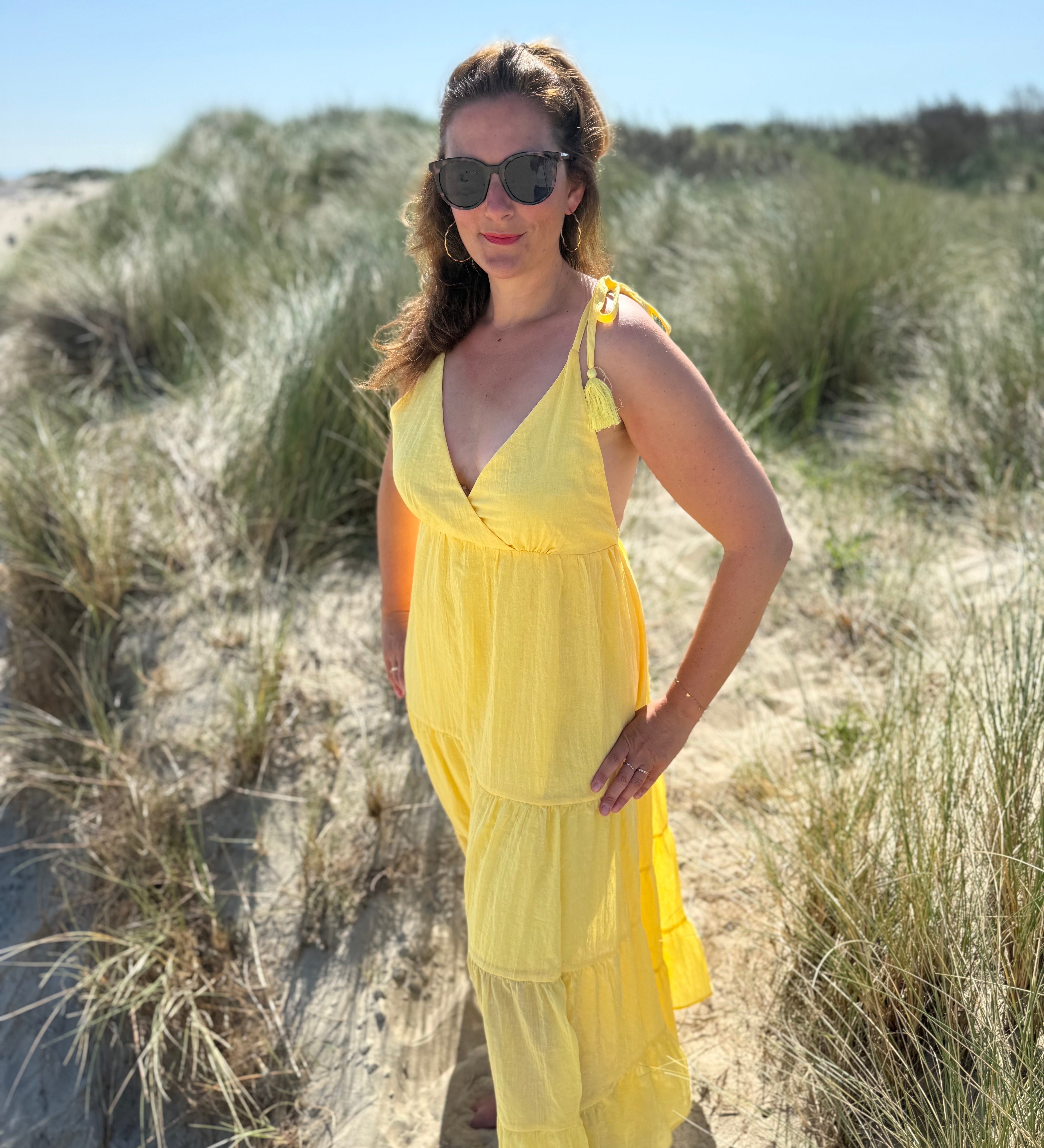 Langes leichtes Maxikleid in strahlendem gelb. Das Kleid hat einen V Ausschnitt und Spaghettiträger zum binden. 