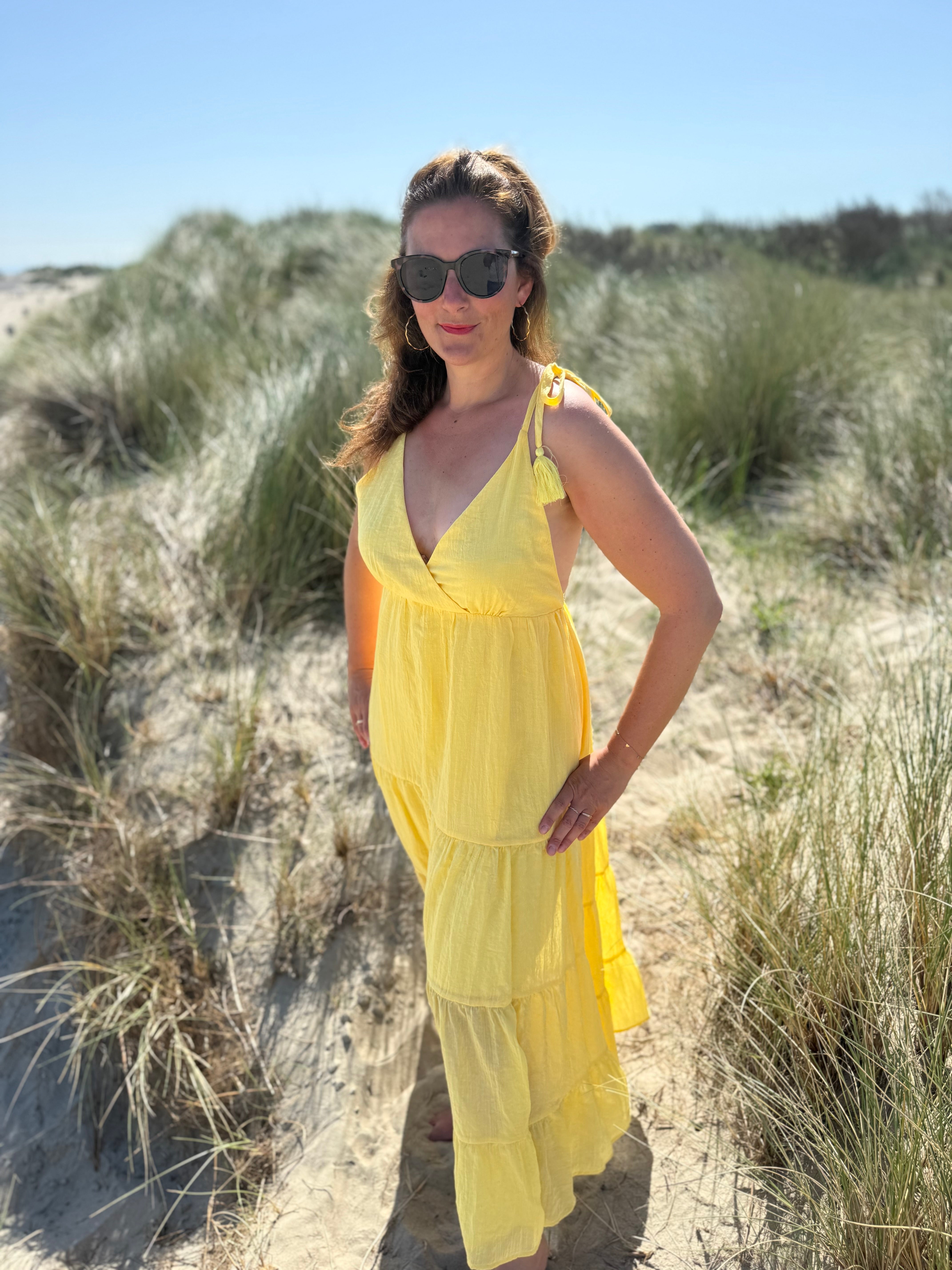 Langes leichtes Maxikleid in strahlendem gelb. Das Kleid hat einen V Ausschnitt und Spaghettiträger zum binden. 