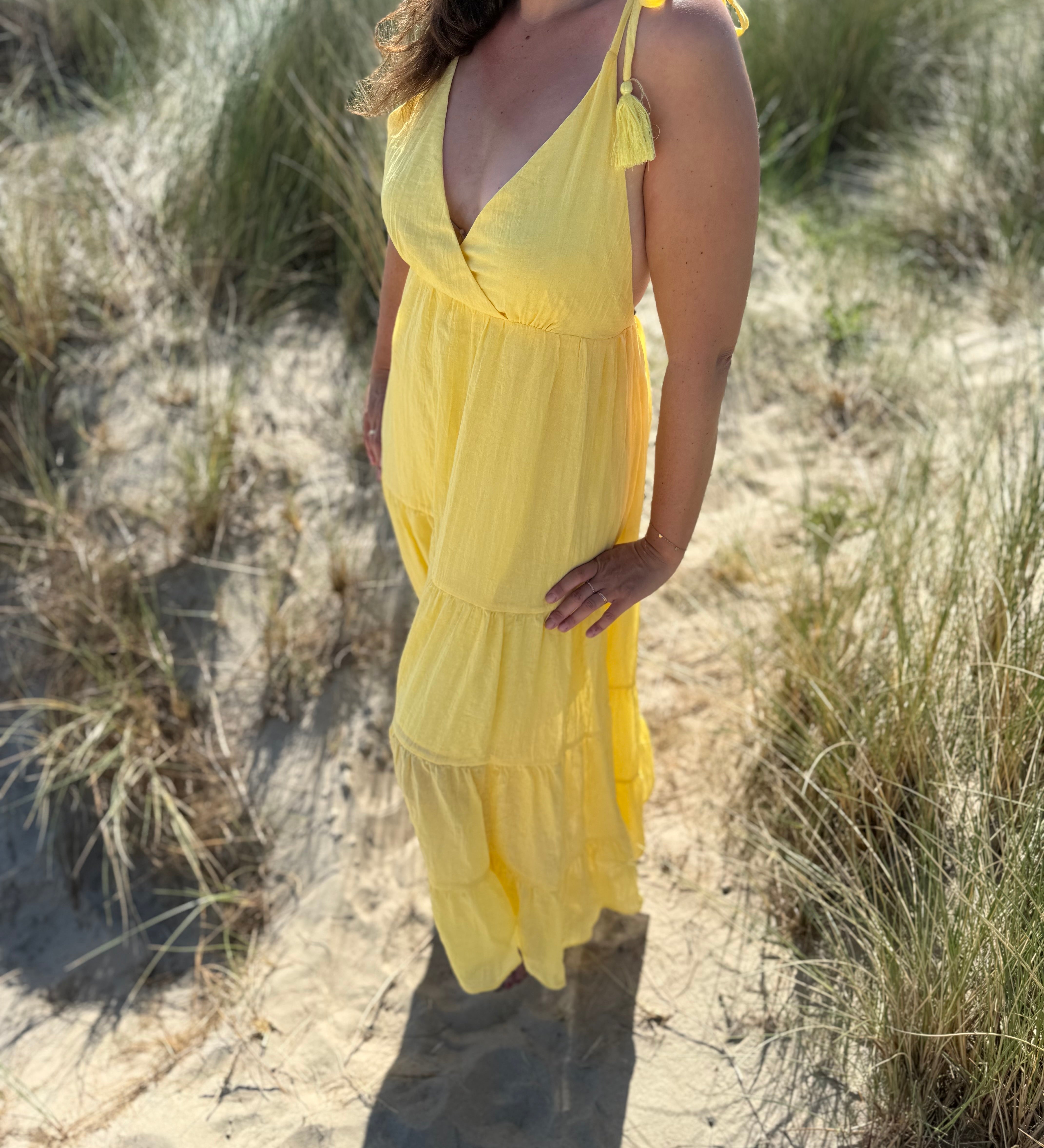 Langes leichtes Maxikleid in strahlendem gelb. Das Kleid hat einen V Ausschnitt und Spaghettiträger zum binden. 