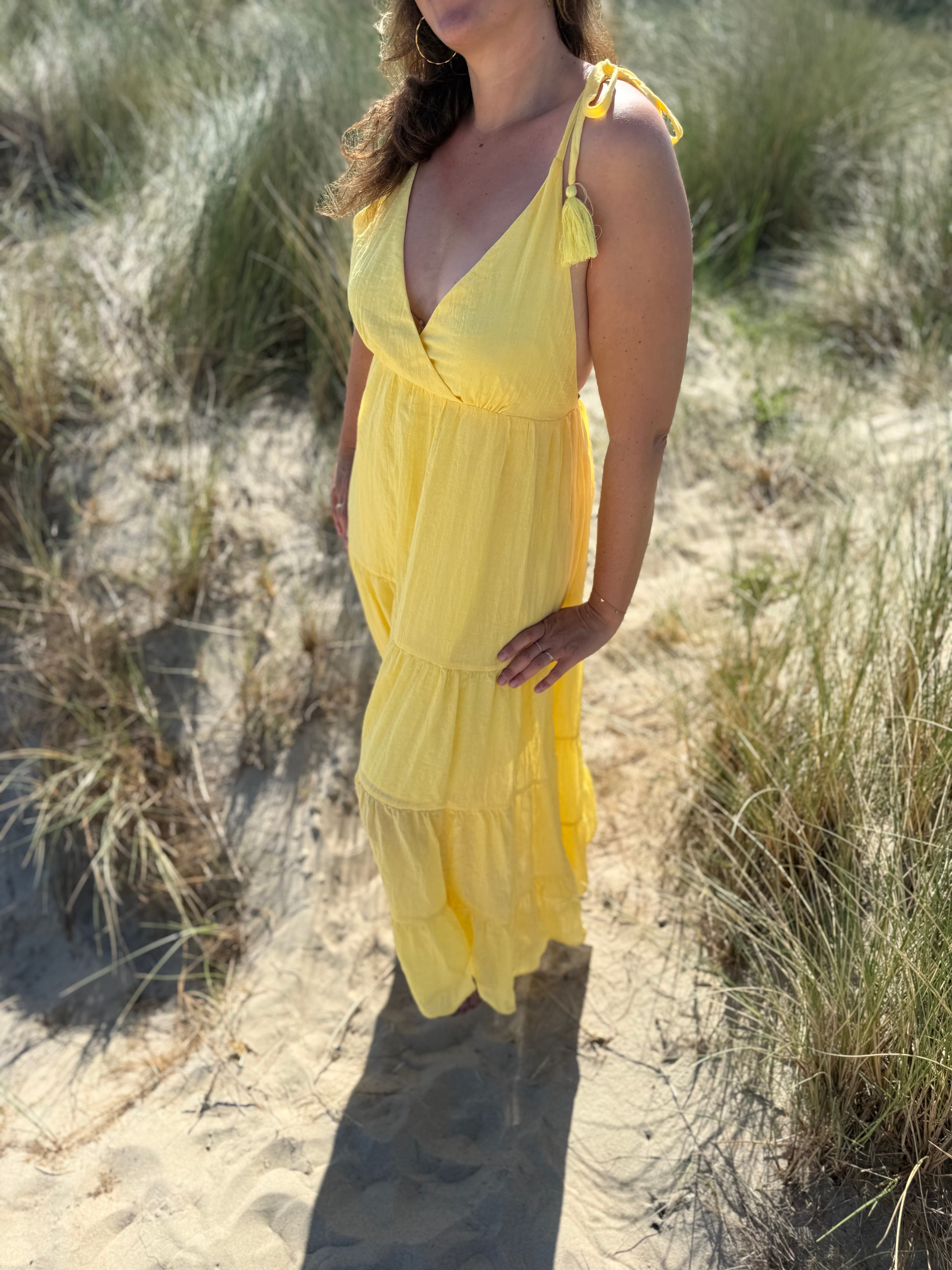 Langes leichtes Maxikleid in strahlendem gelb. Das Kleid hat einen V Ausschnitt und Spaghettiträger zum binden. 