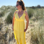 Langes leichtes Maxikleid in strahlendem gelb. Das Kleid hat einen V Ausschnitt und Spaghettiträger zum binden. 