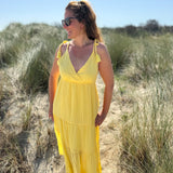 Langes leichtes Maxikleid in strahlendem gelb. Das Kleid hat einen V Ausschnitt und Spaghettiträger zum binden. 