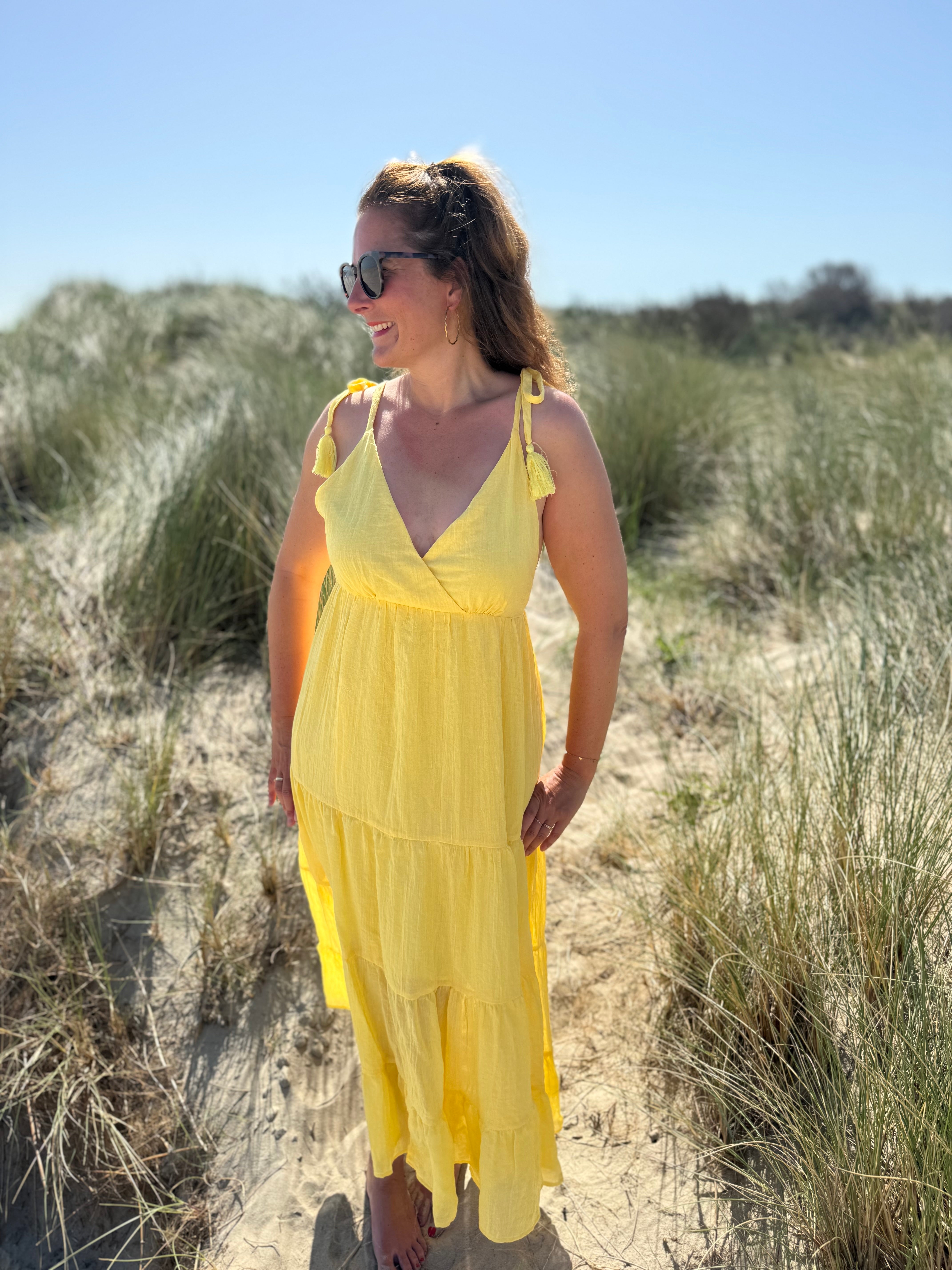 Langes leichtes Maxikleid in strahlendem gelb. Das Kleid hat einen V Ausschnitt und Spaghettiträger zum binden. 