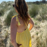 Langes leichtes Maxikleid in strahlendem gelb. Das Kleid hat einen V Ausschnitt und Spaghettiträger zum binden. 