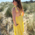 Langes leichtes Maxikleid in strahlendem gelb. Das Kleid hat einen V Ausschnitt und Spaghettiträger zum binden. 