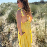 Langes leichtes Maxikleid in strahlendem gelb. Das Kleid hat einen V Ausschnitt und Spaghettiträger zum binden. 