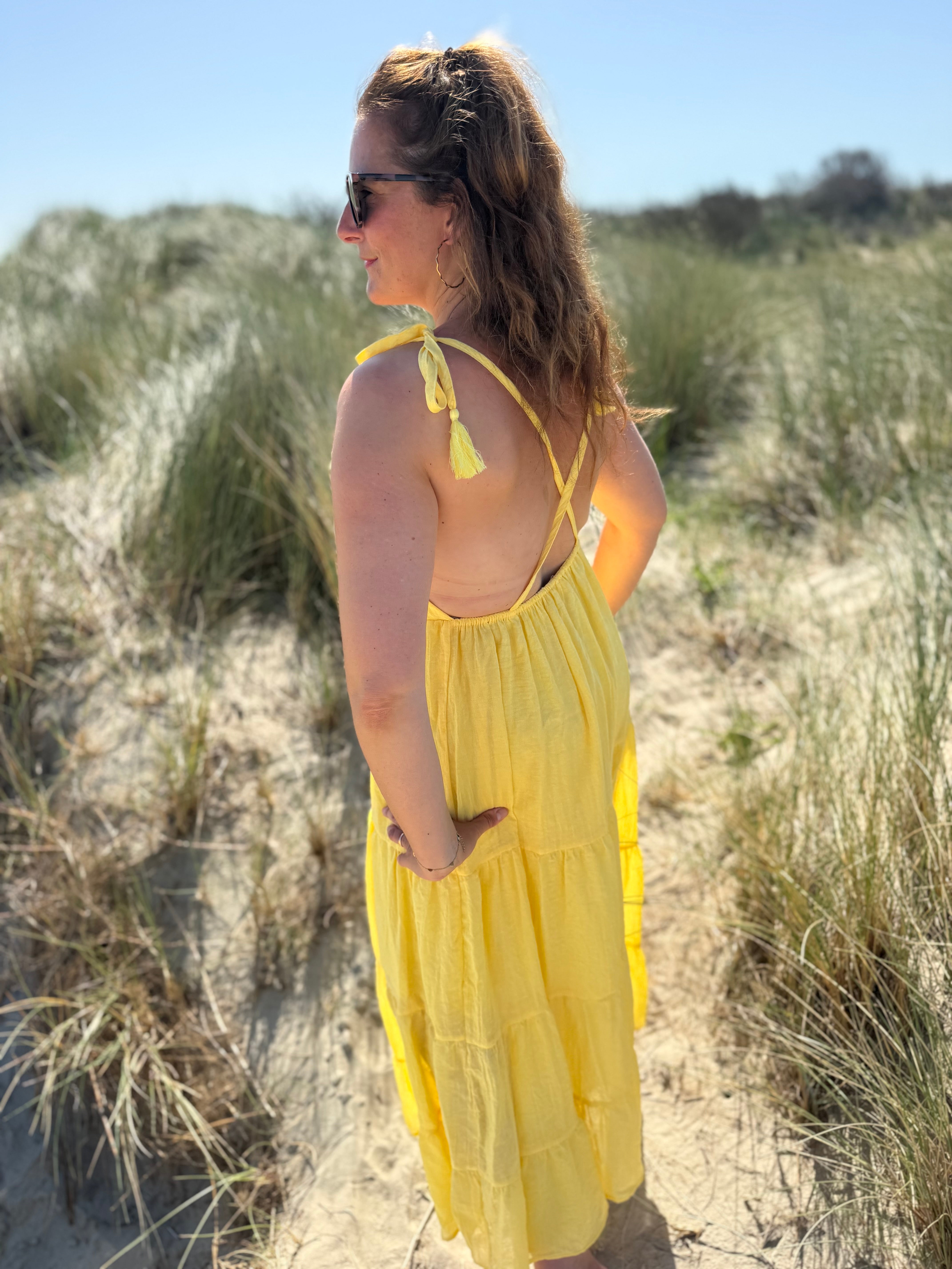 Langes leichtes Maxikleid in strahlendem gelb. Das Kleid hat einen V Ausschnitt und Spaghettiträger zum binden. 
