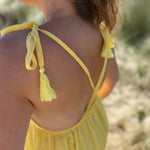 Langes leichtes Maxikleid in strahlendem gelb. Das Kleid hat einen V Ausschnitt und Spaghettiträger zum binden. 