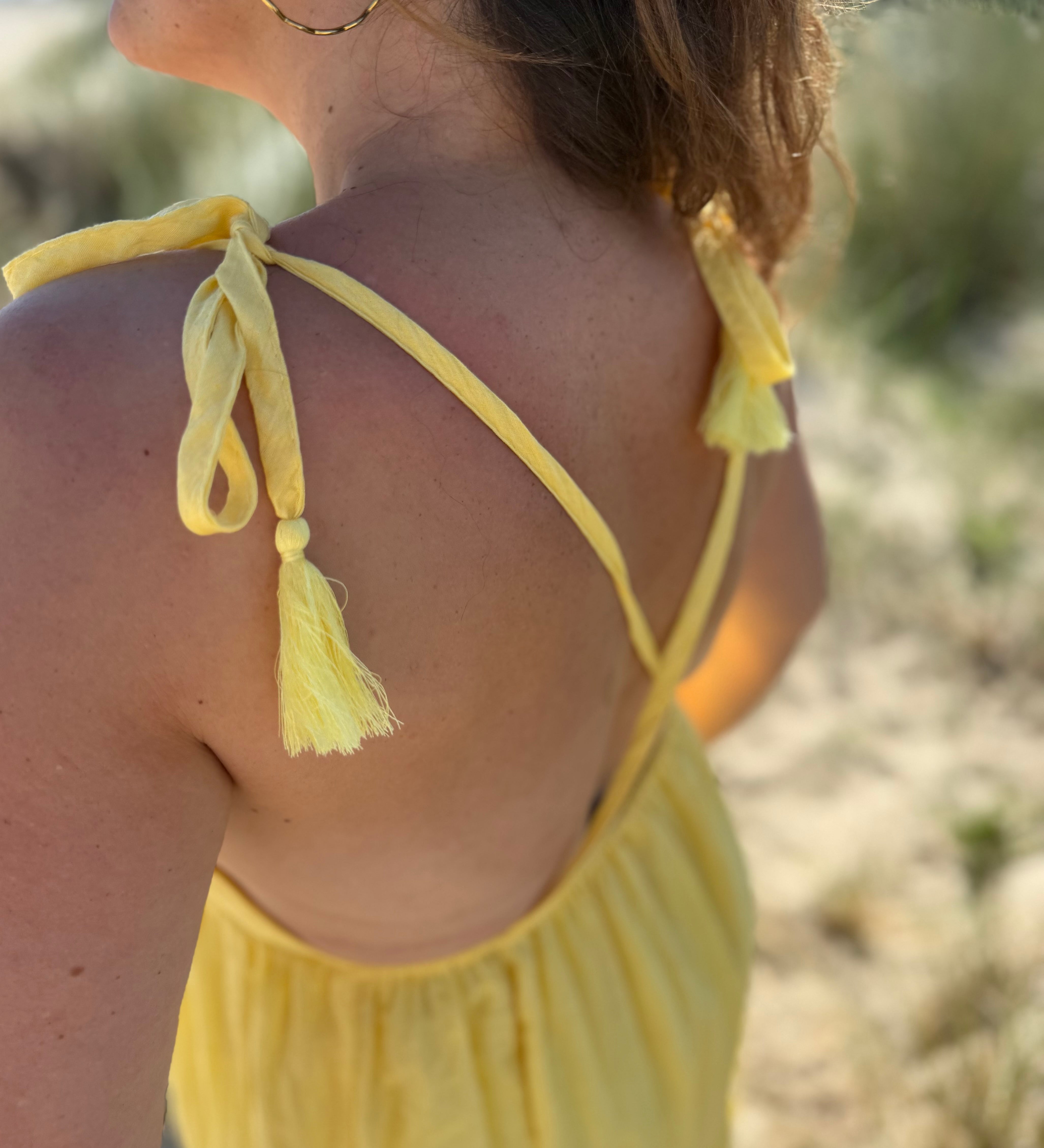 Langes leichtes Maxikleid in strahlendem gelb. Das Kleid hat einen V Ausschnitt und Spaghettiträger zum binden. 