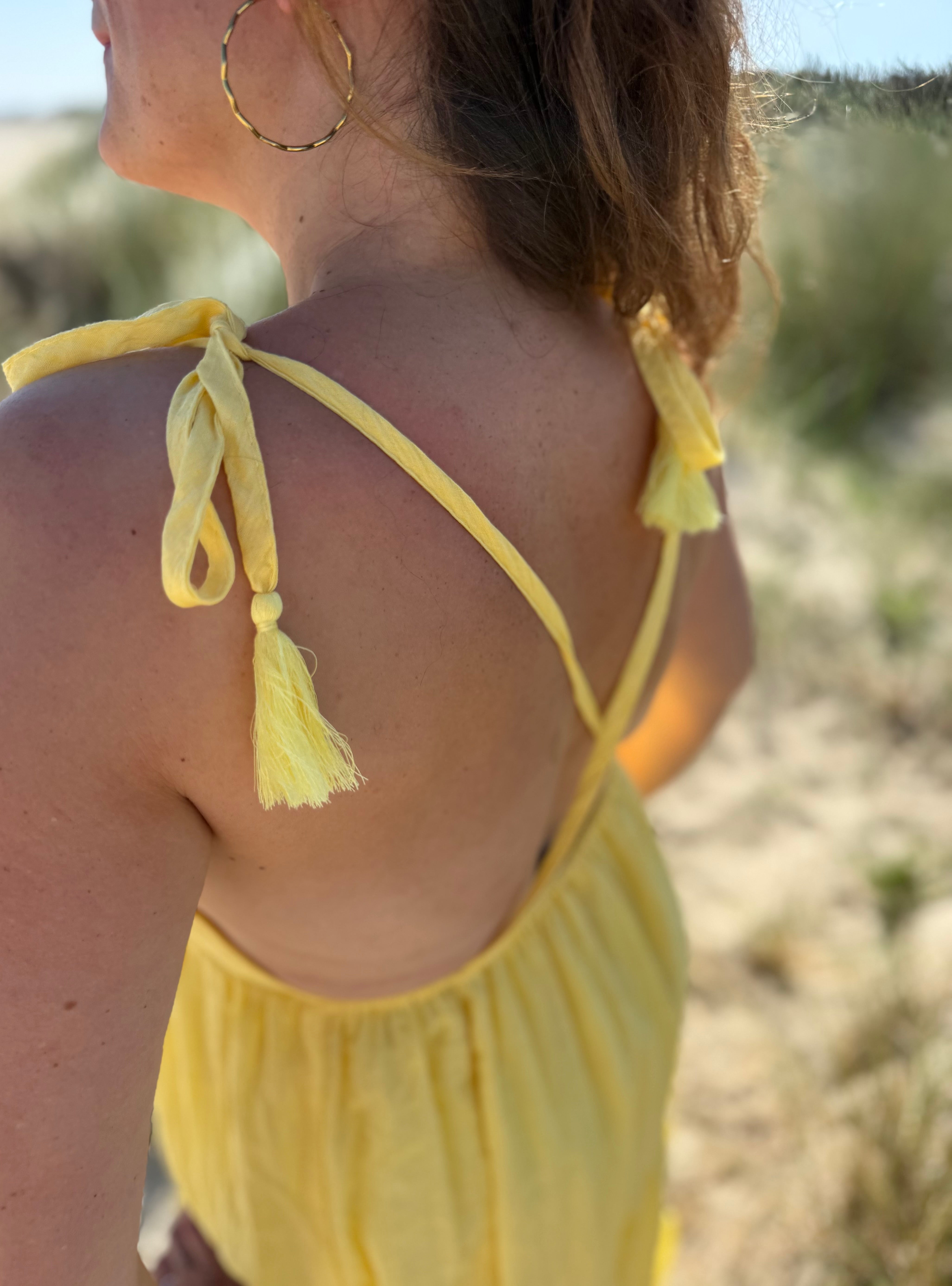 Langes leichtes Maxikleid in strahlendem gelb. Das Kleid hat einen V Ausschnitt und Spaghettiträger zum binden. 