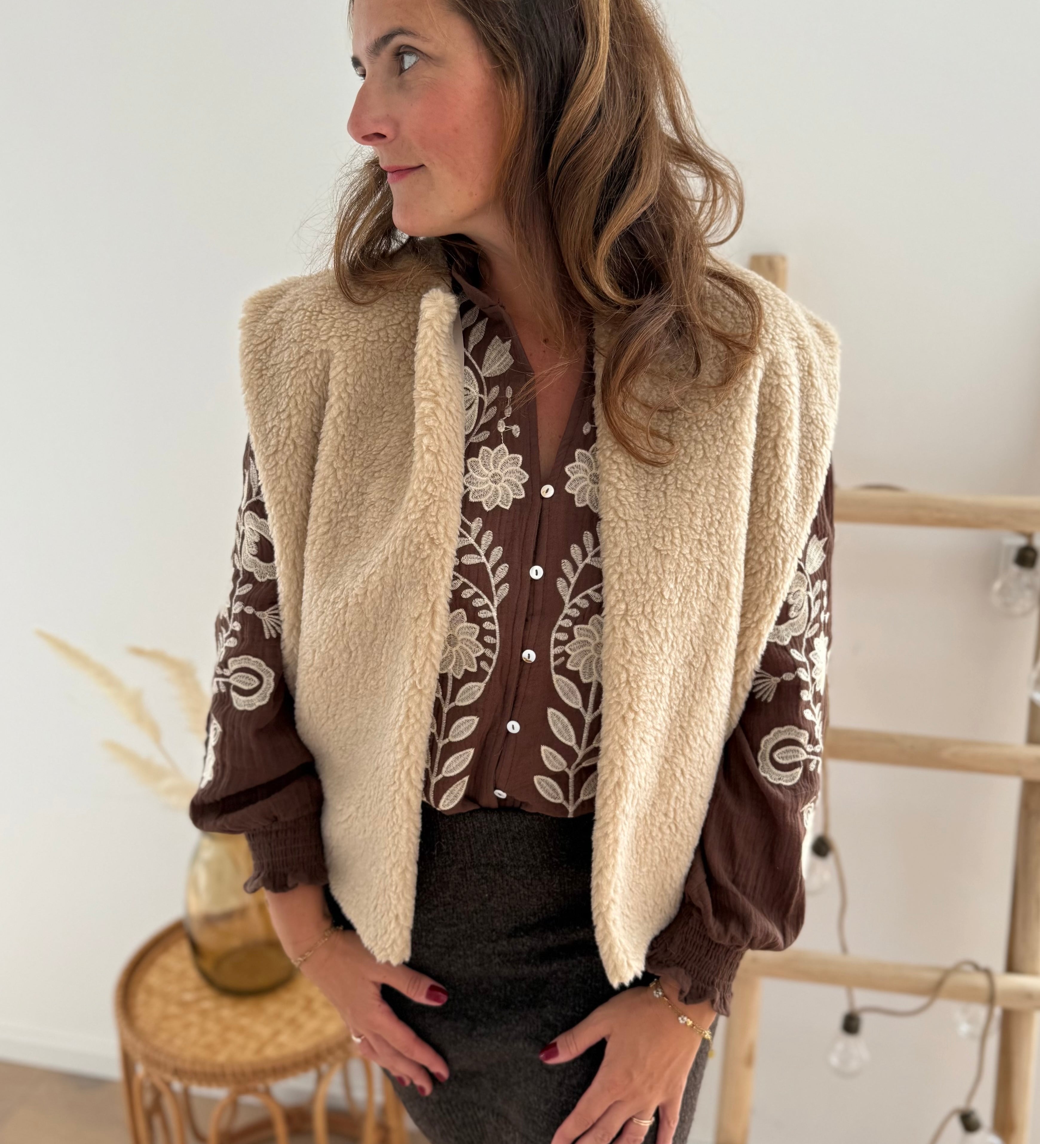 Kuschelige Teddyweste in beige. Die Weste hat einen lockeren kurzen Schnitt und wird ohne Knopfleiste offen getragen.