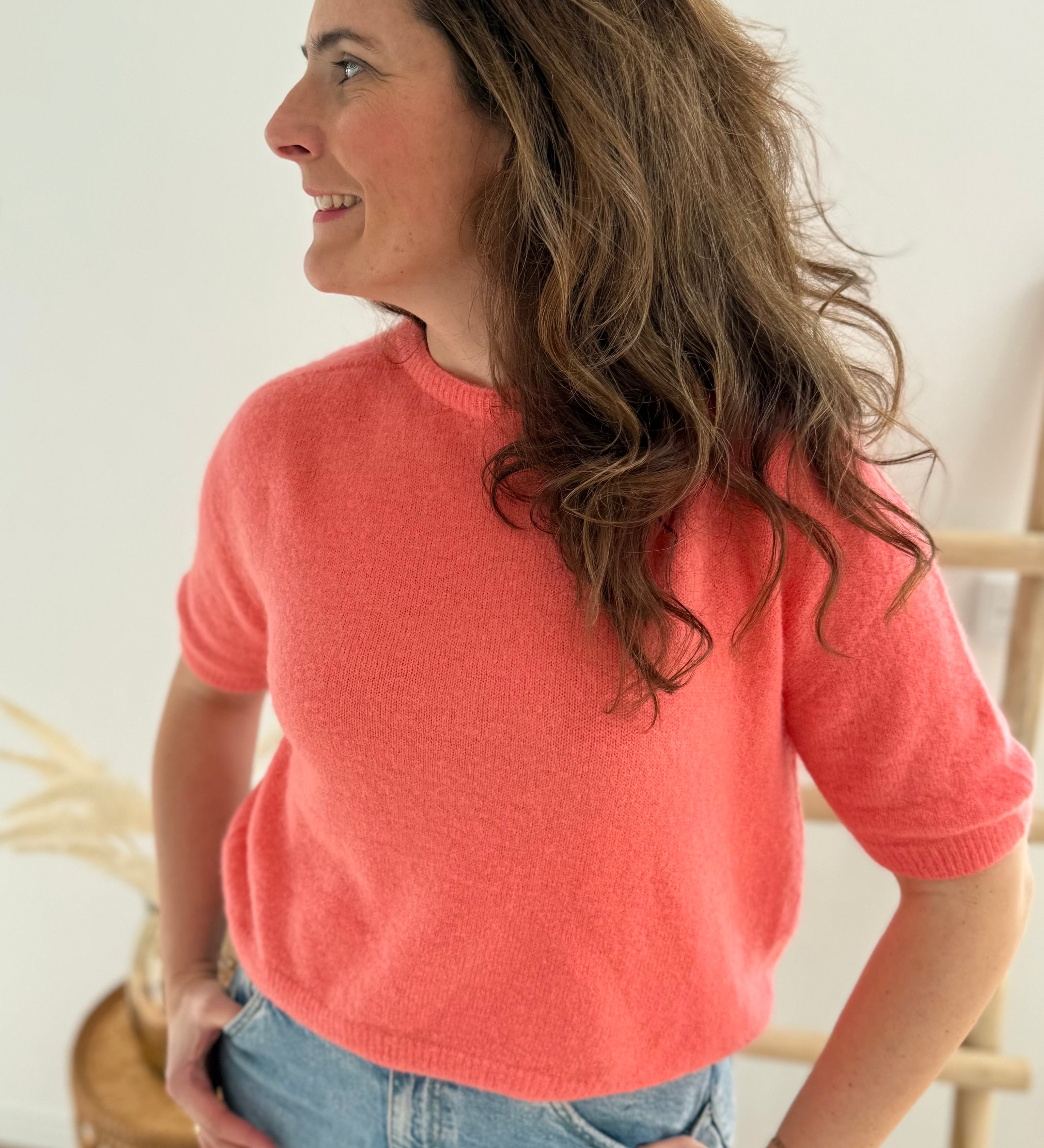 Locker sitzender Kurzarm Pullover in frühlingshaften Farben, hier koralle