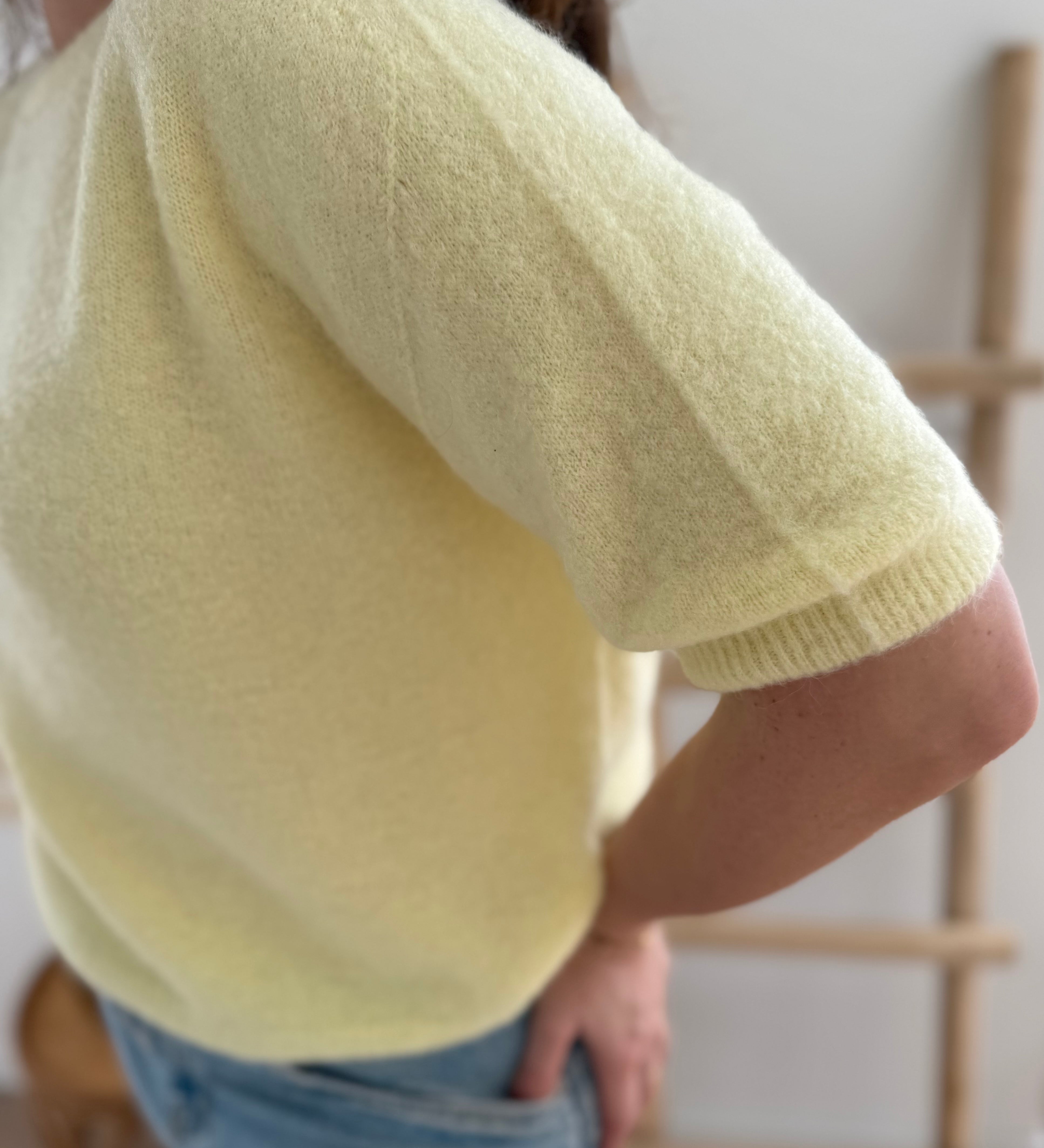 Locker sitzender Kurzarm Pullover in frühlingshaften Farben, hier butter yellow