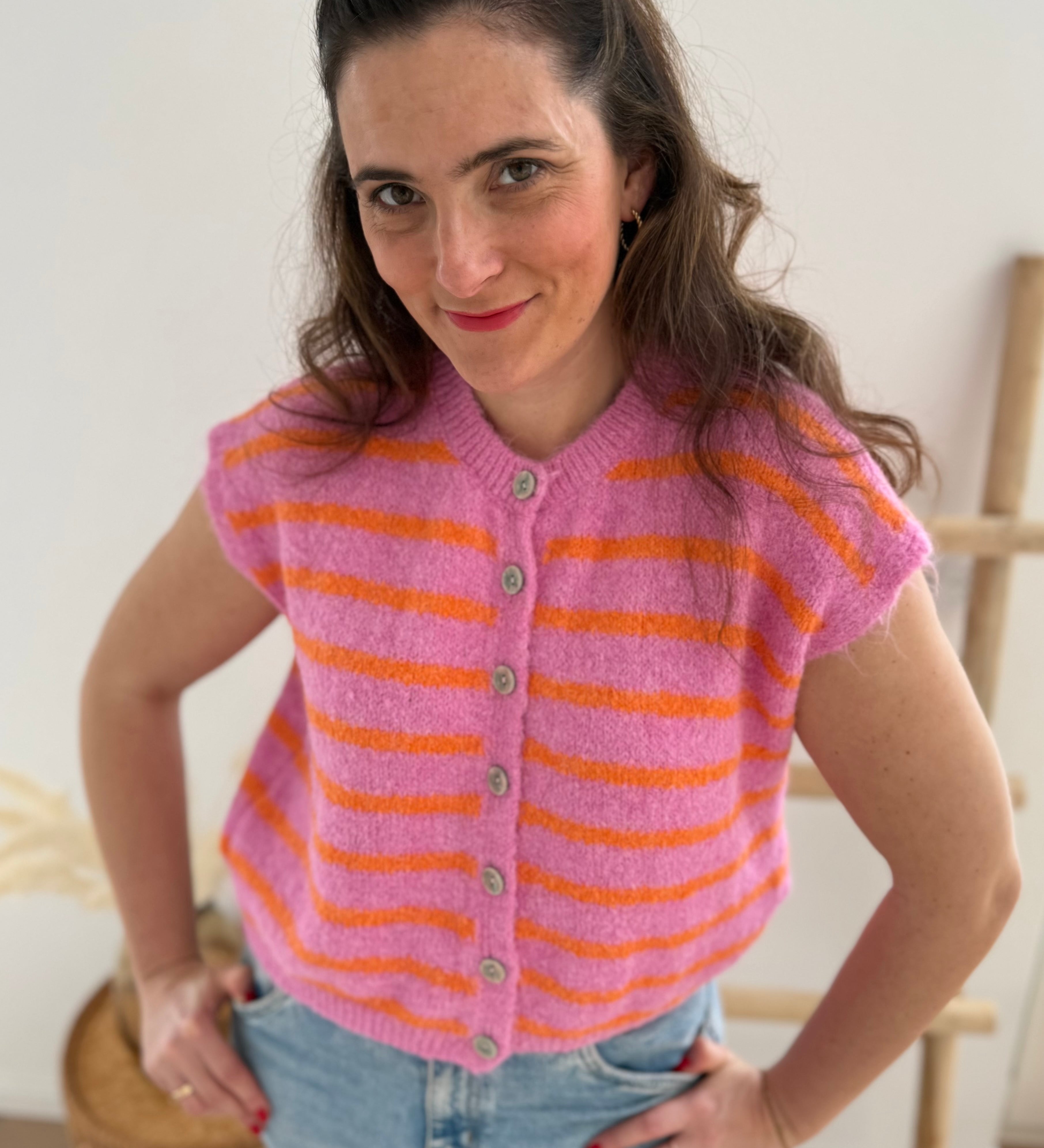 Strickweste in rosa orange gestreift mit dezenter Knopfleiste und Rundhals