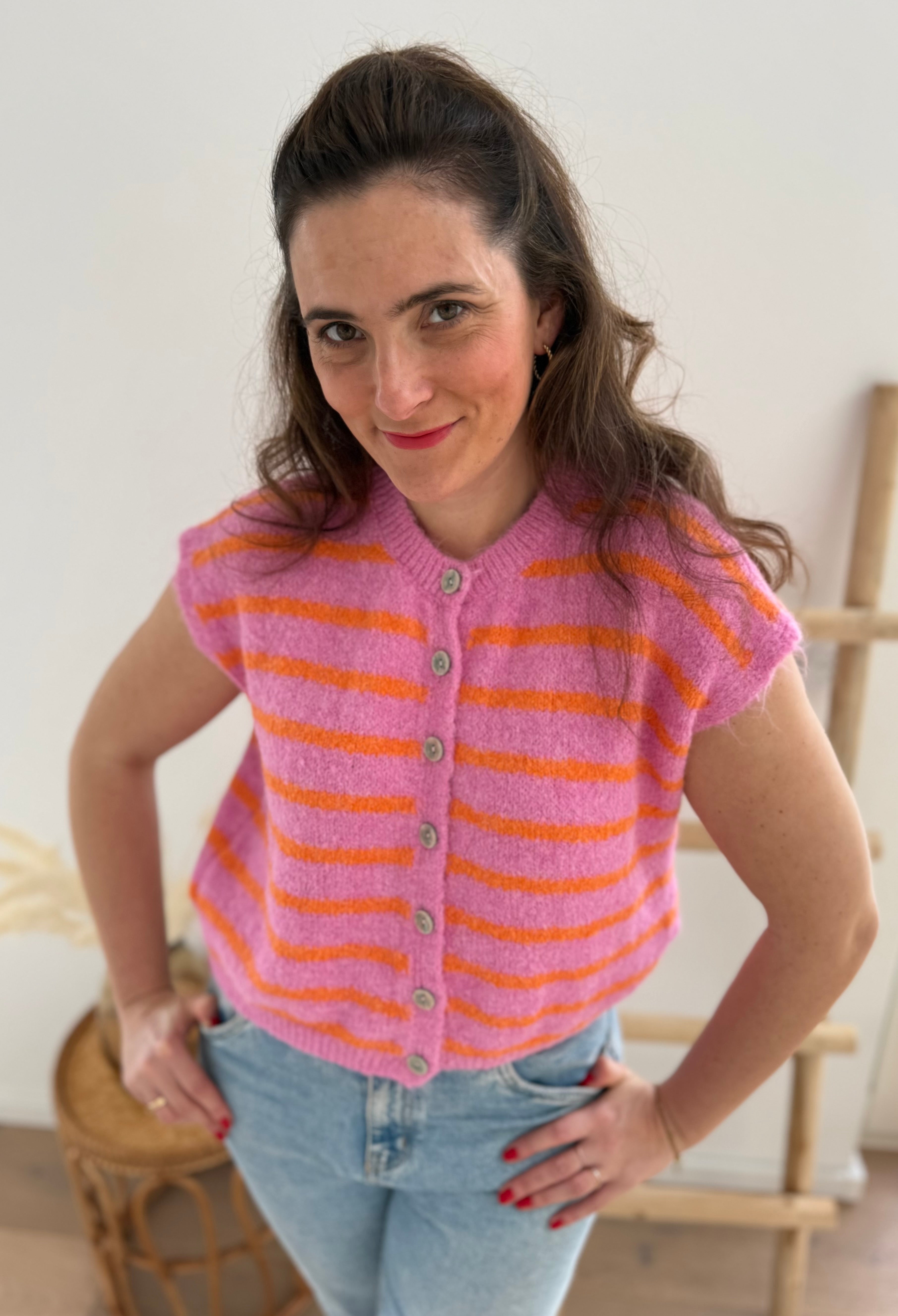 Strickweste in rosa orange gestreift mit dezenter Knopfleiste und Rundhals