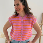Strickweste in rosa orange gestreift mit dezenter Knopfleiste und Rundhals