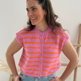 Strickweste in rosa orange gestreift mit dezenter Knopfleiste und Rundhals