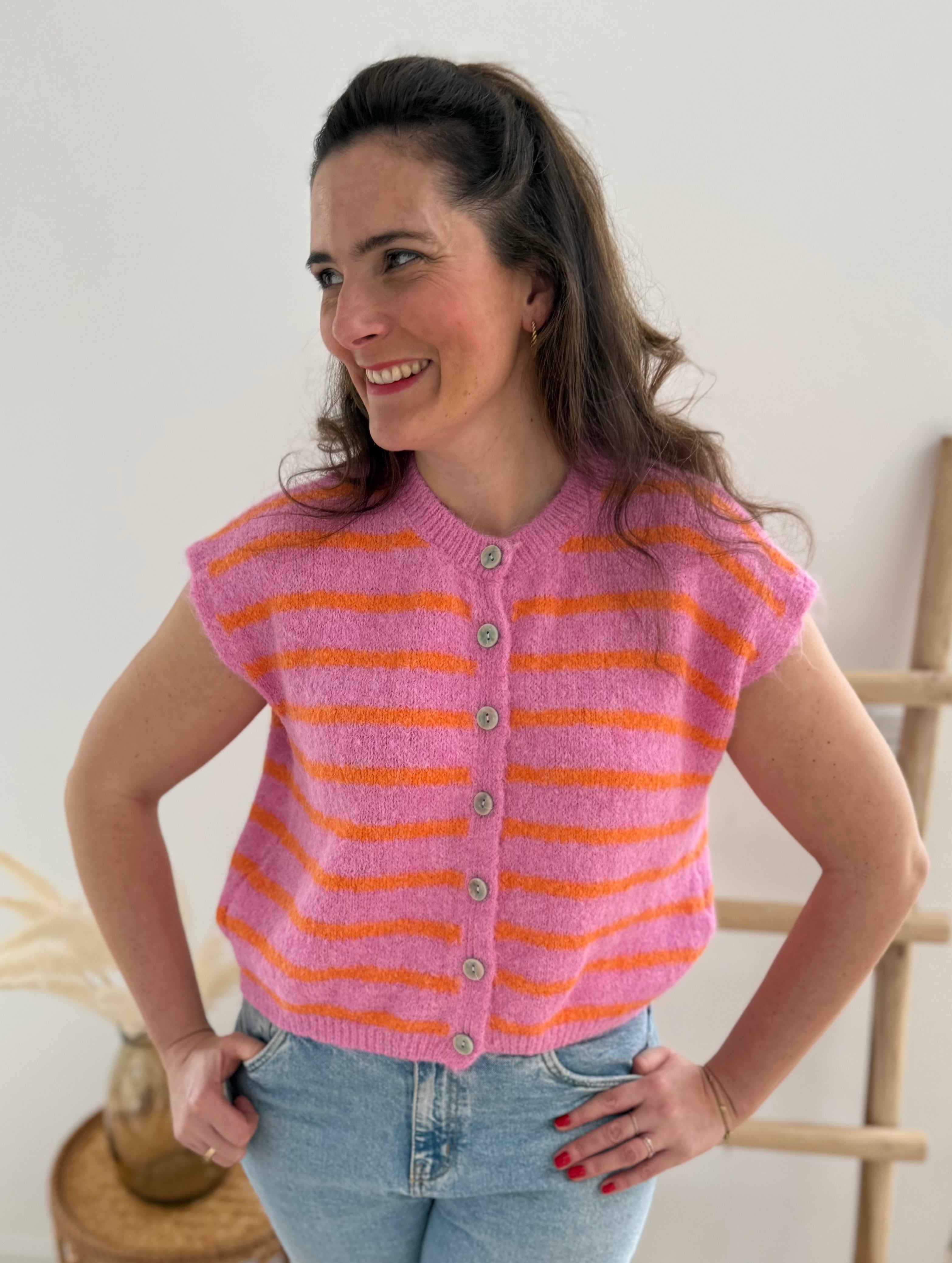 Strickweste in rosa orange gestreift mit dezenter Knopfleiste und Rundhals