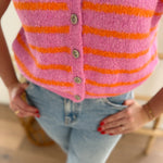Strickweste in rosa orange gestreift mit dezenter Knopfleiste und Rundhals