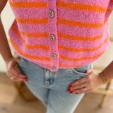 Strickweste in rosa orange gestreift mit dezenter Knopfleiste und Rundhals