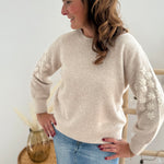 Beiger Strickpullover mit verspielten Blumenstickereien auf den Ärmeln in hellbeige.