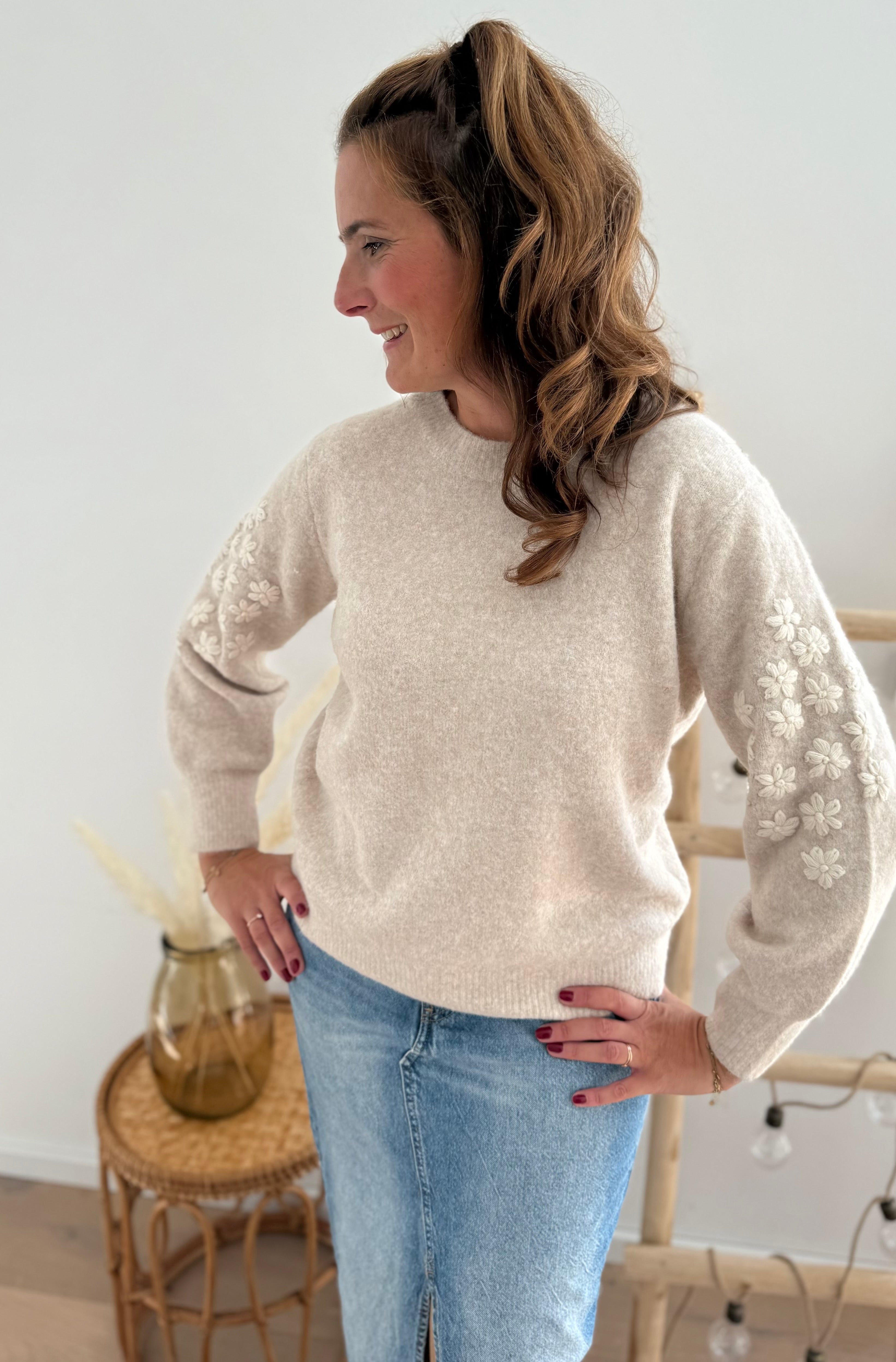 Beiger Strickpullover mit verspielten Blumenstickereien auf den Ärmeln in hellbeige.