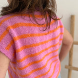 Strickweste in rosa orange gestreift mit dezenter Knopfleiste und Rundhals