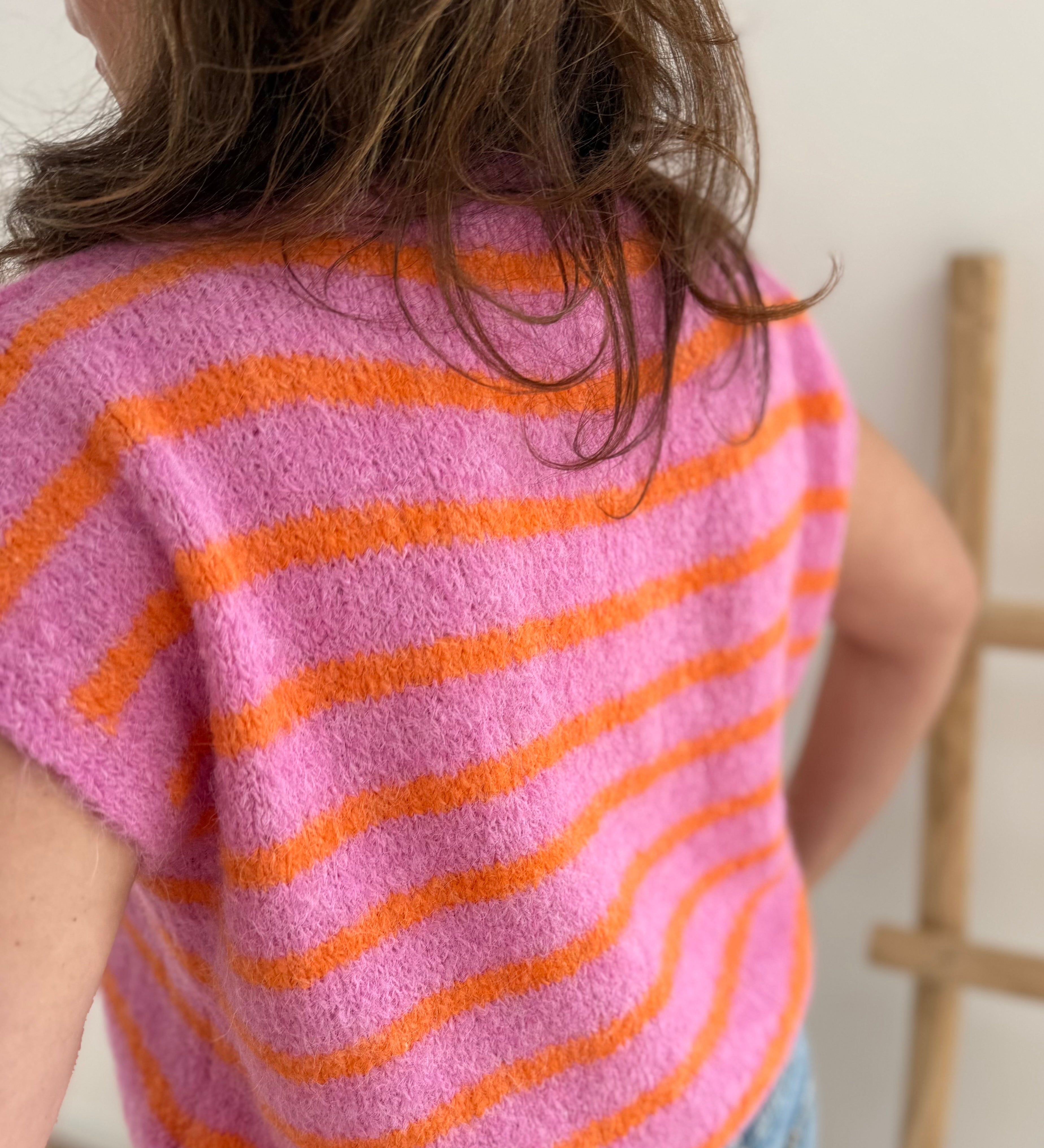 Strickweste in rosa orange gestreift mit dezenter Knopfleiste und Rundhals