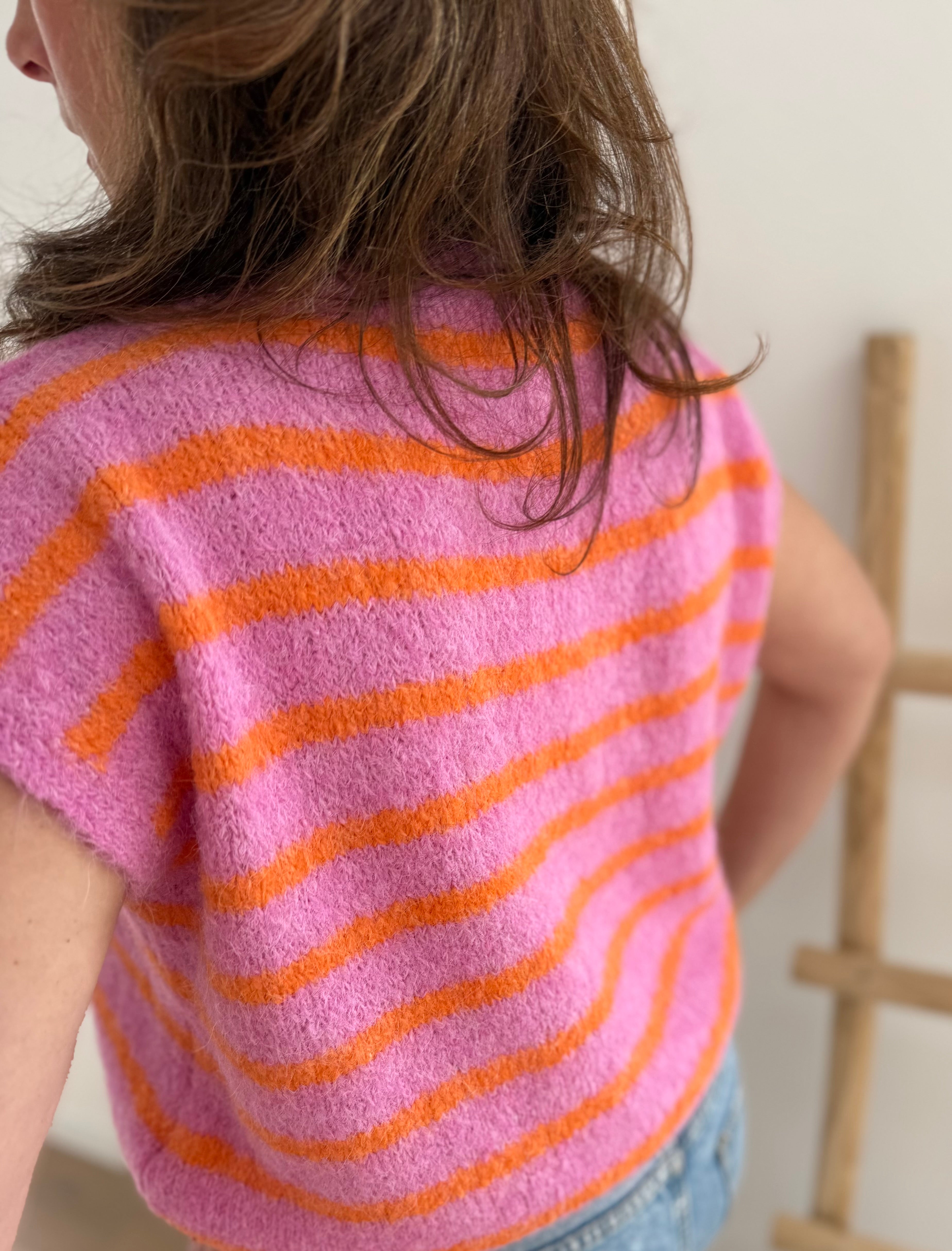 Strickweste in rosa orange gestreift mit dezenter Knopfleiste und Rundhals