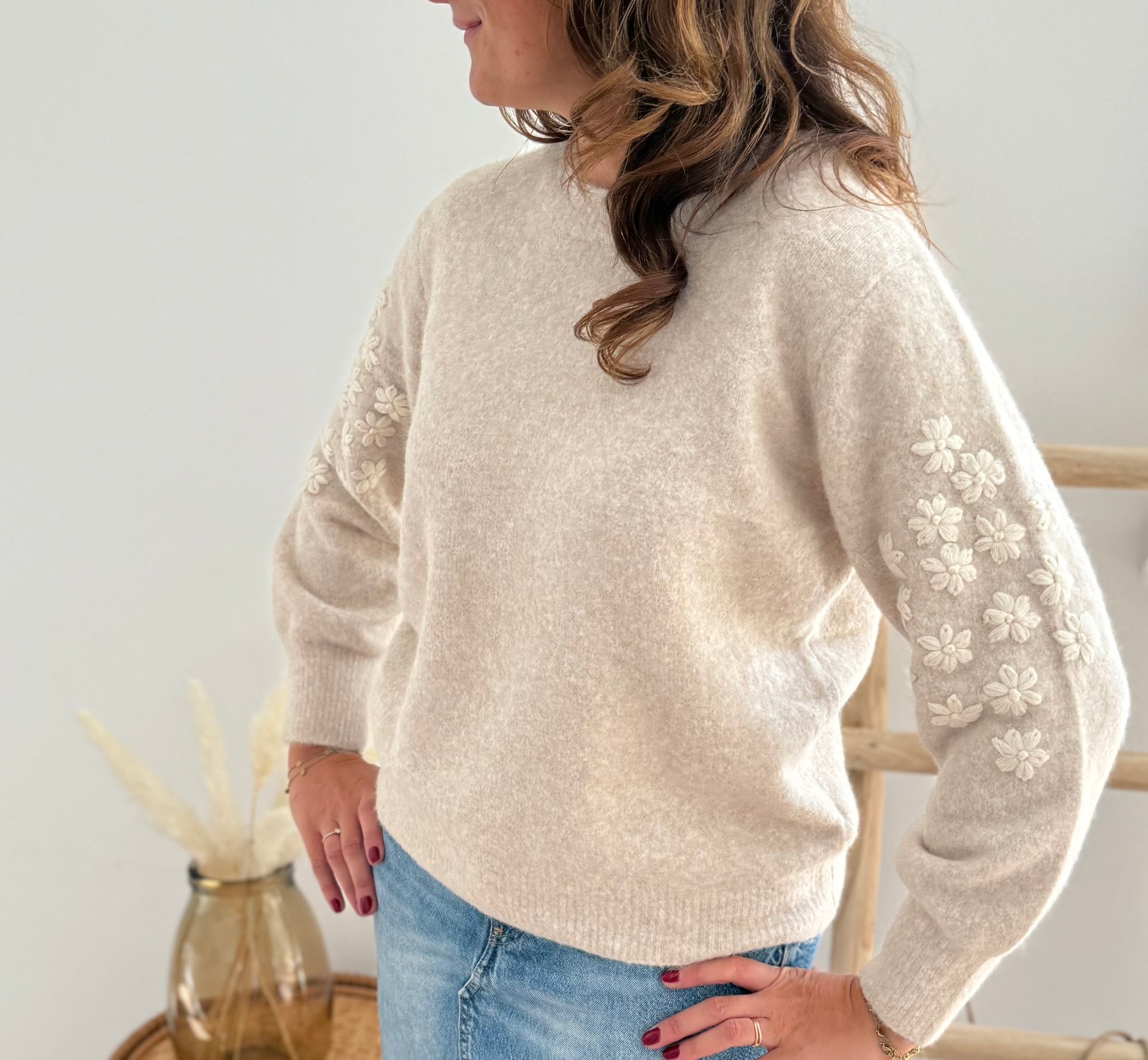 Beiger Strickpullover mit verspielten Blumenstickereien auf den Ärmeln in hellbeige.