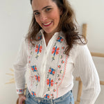 Leichte weiße Musselinbluse mit bunten Blumen Stickereien im Brustbereich und am Ärmelsaum