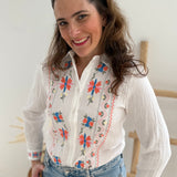 Leichte weiße Musselinbluse mit bunten Blumen Stickereien im Brustbereich und am Ärmelsaum