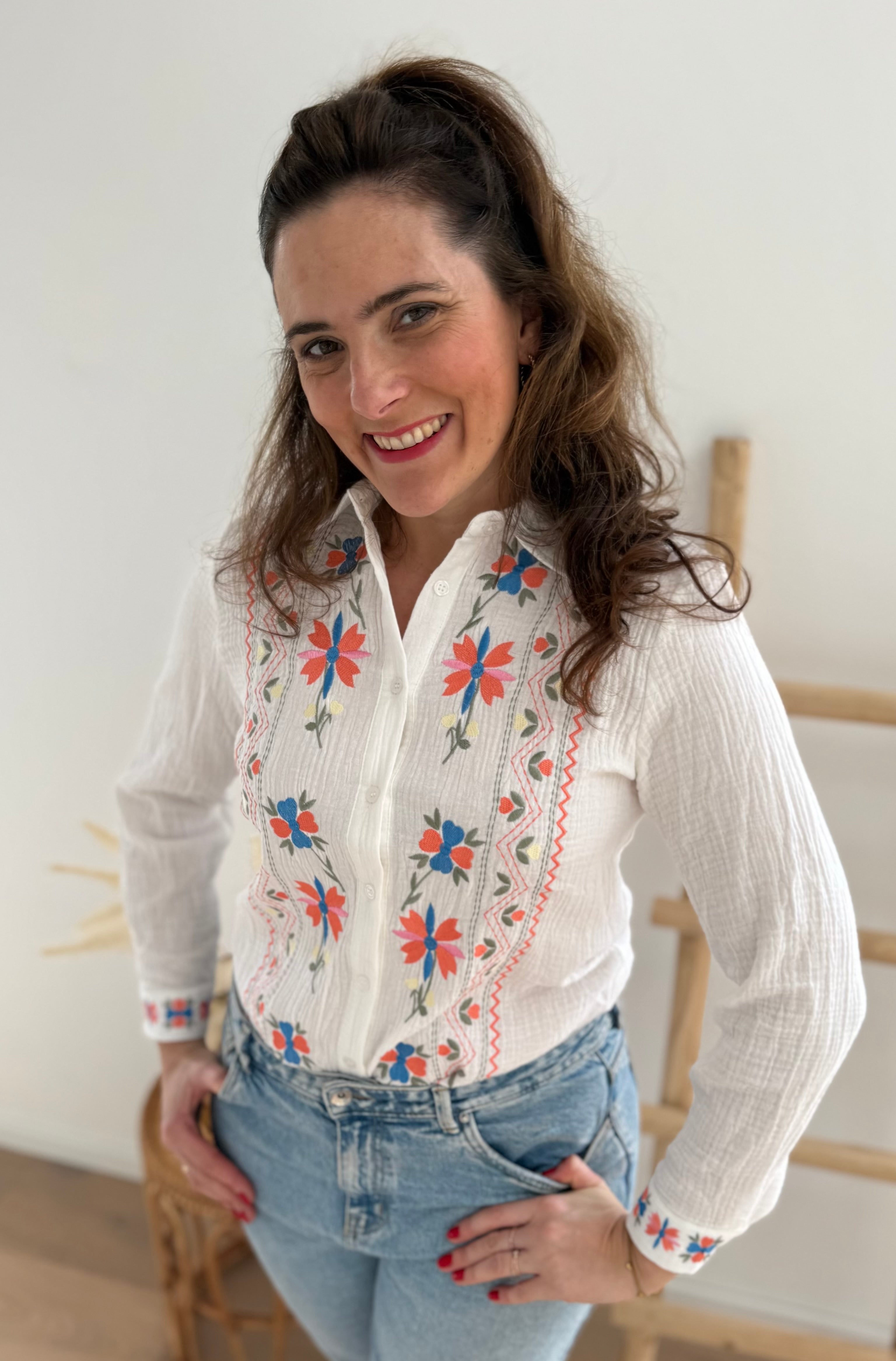 Leichte weiße Musselinbluse mit bunten Blumen Stickereien im Brustbereich und am Ärmelsaum