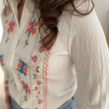 Leichte weiße Musselinbluse mit bunten Blumen Stickereien im Brustbereich und am Ärmelsaum