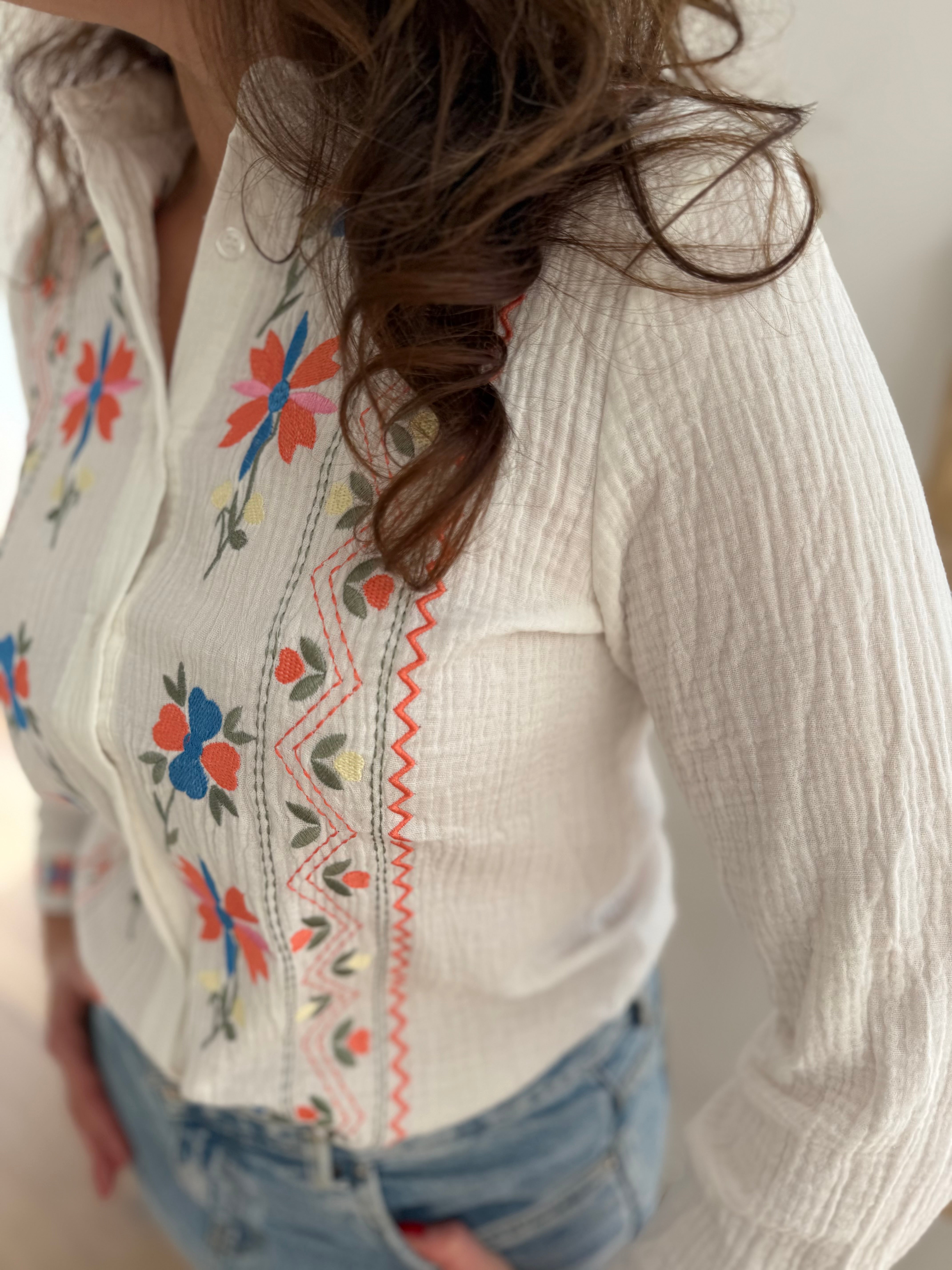 Leichte weiße Musselinbluse mit bunten Blumen Stickereien im Brustbereich und am Ärmelsaum