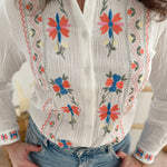 Leichte weiße Musselinbluse mit bunten Blumen Stickereien im Brustbereich und am Ärmelsaum