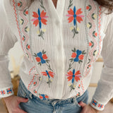 Leichte weiße Musselinbluse mit bunten Blumen Stickereien im Brustbereich und am Ärmelsaum