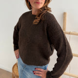 Strickpullover in braun mit Rundhalsausschnitt. Hinten wird der Pulli von Schleifen im Leoprint Muster zusammengehalten.