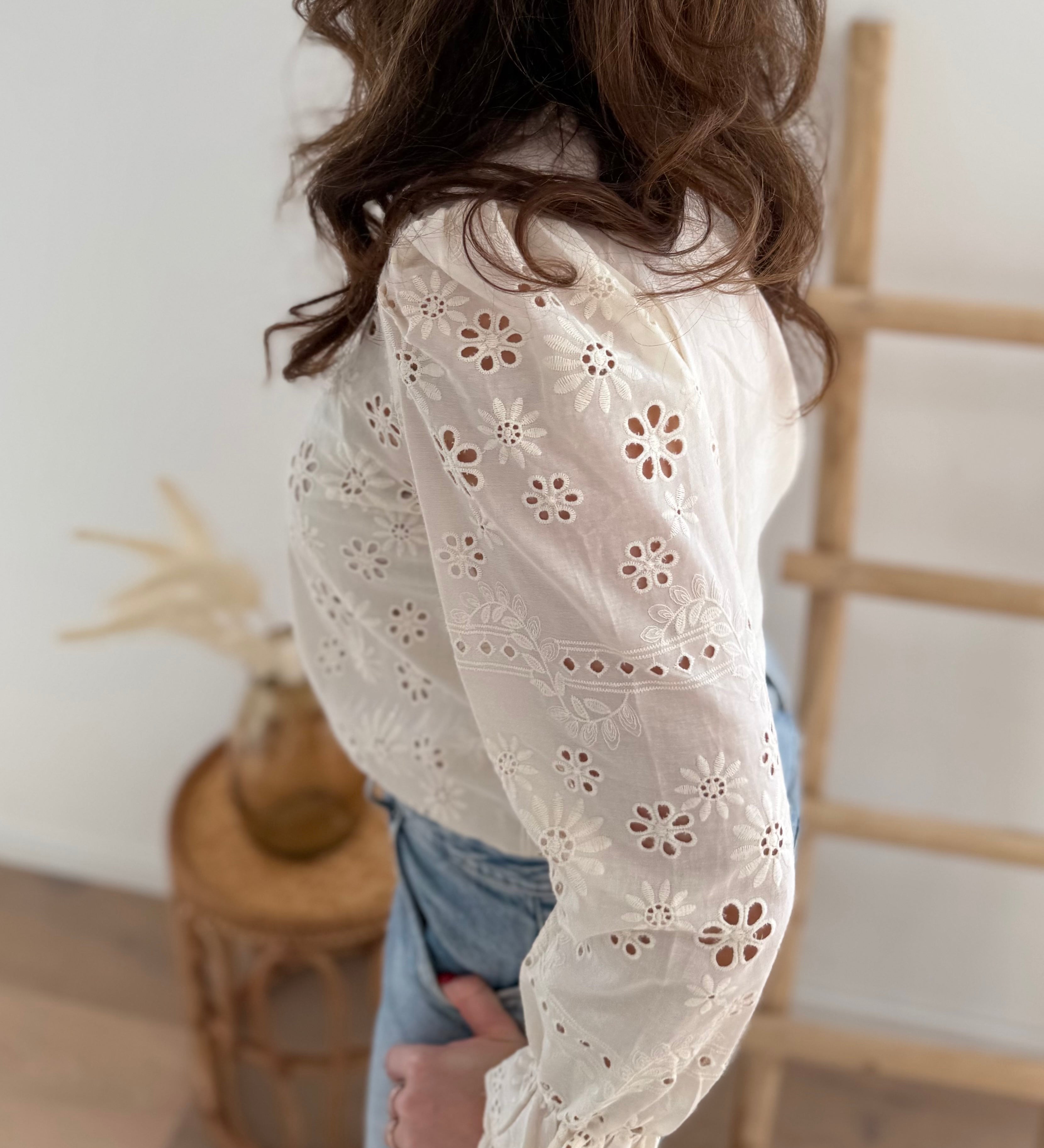 Beige Bluse mit Blumenstickerei. Schöner Stehkraken und ausgefallener Schnitt am Ärmelbund