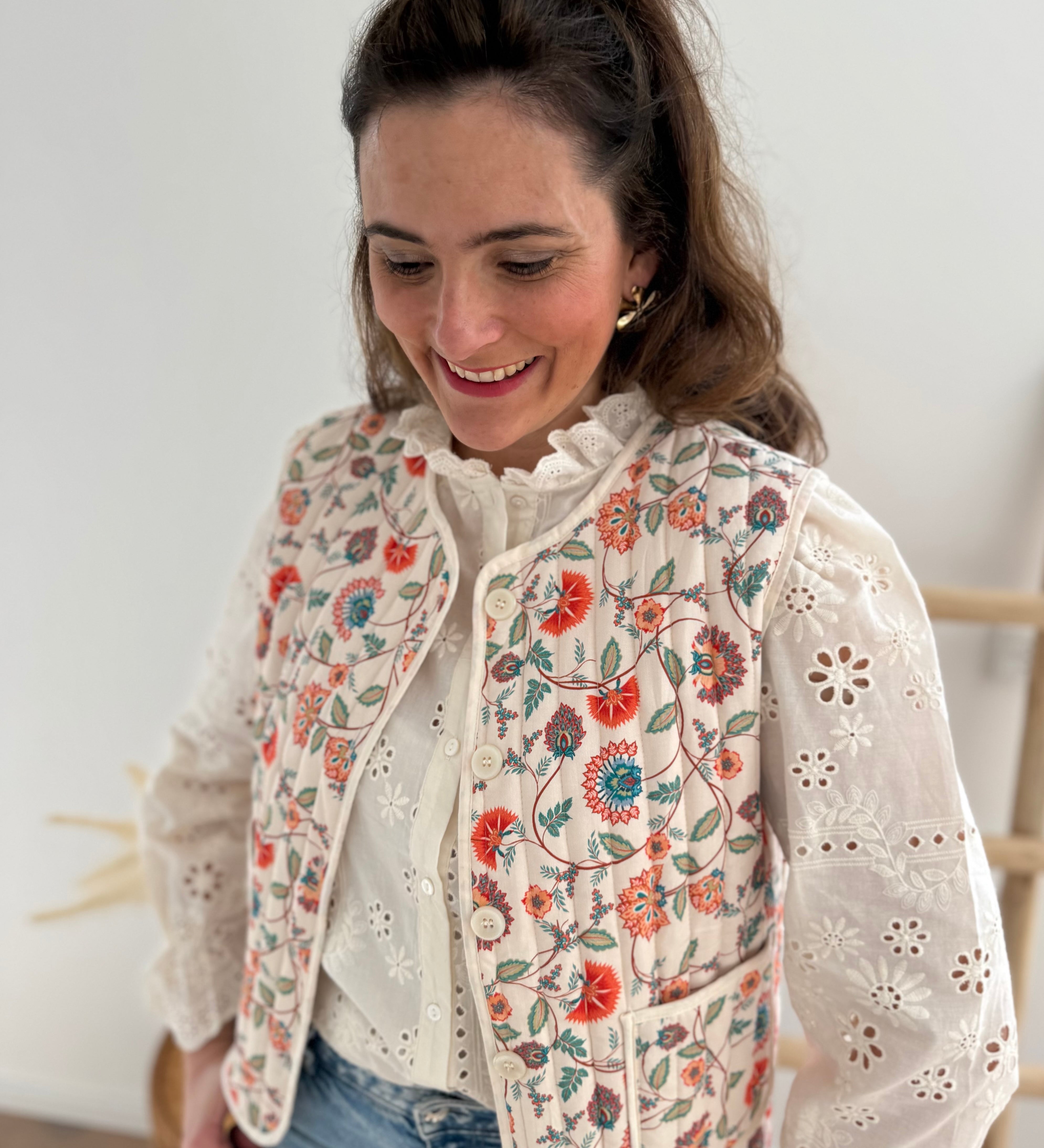 Leichte Baumwollweste in beige mit verspieltem bunten Blumenmuster in orange, blau und grün Tönen