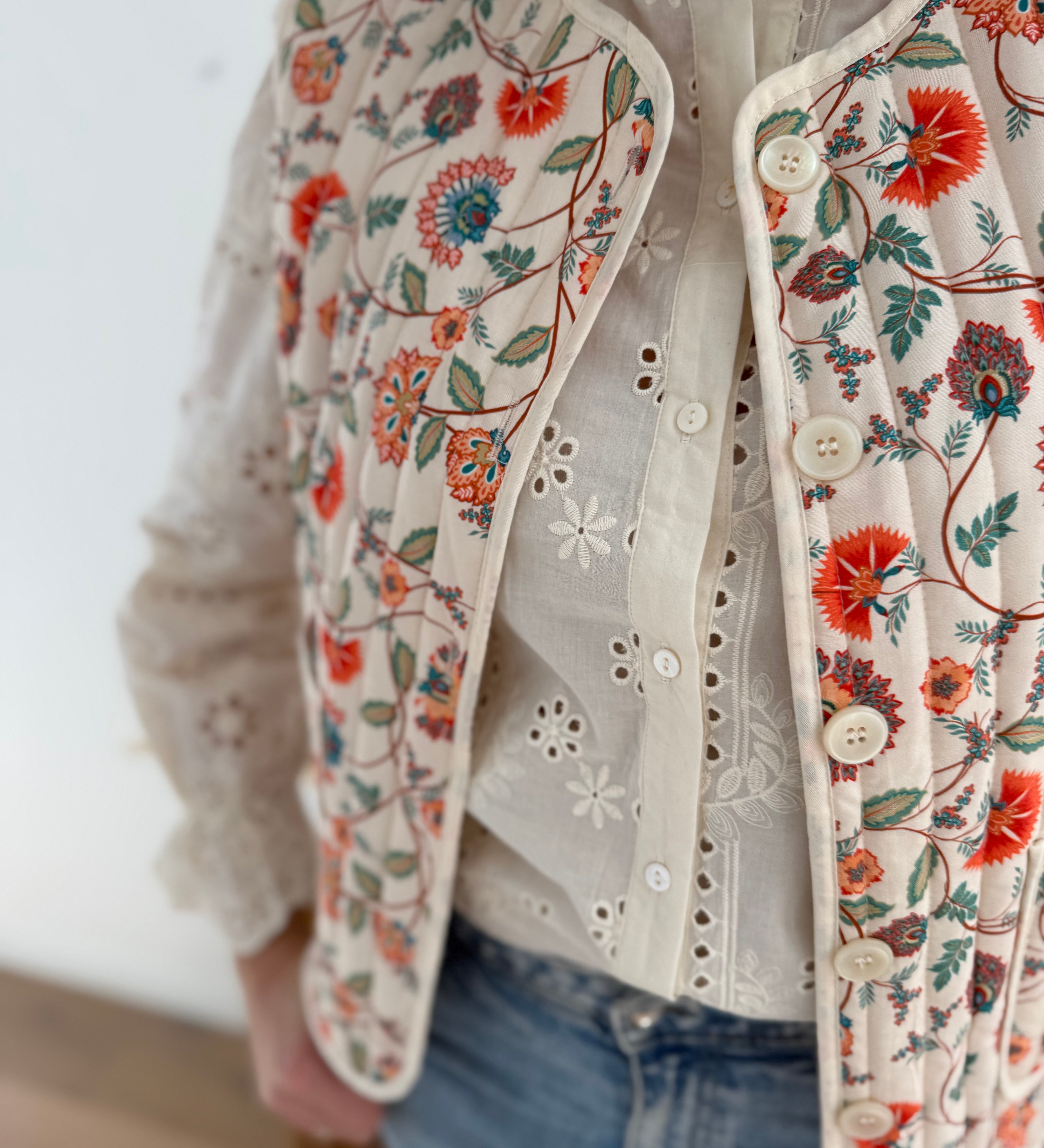 Leichte Baumwollweste in beige mit verspieltem bunten Blumenmuster in orange, blau und grün Tönen