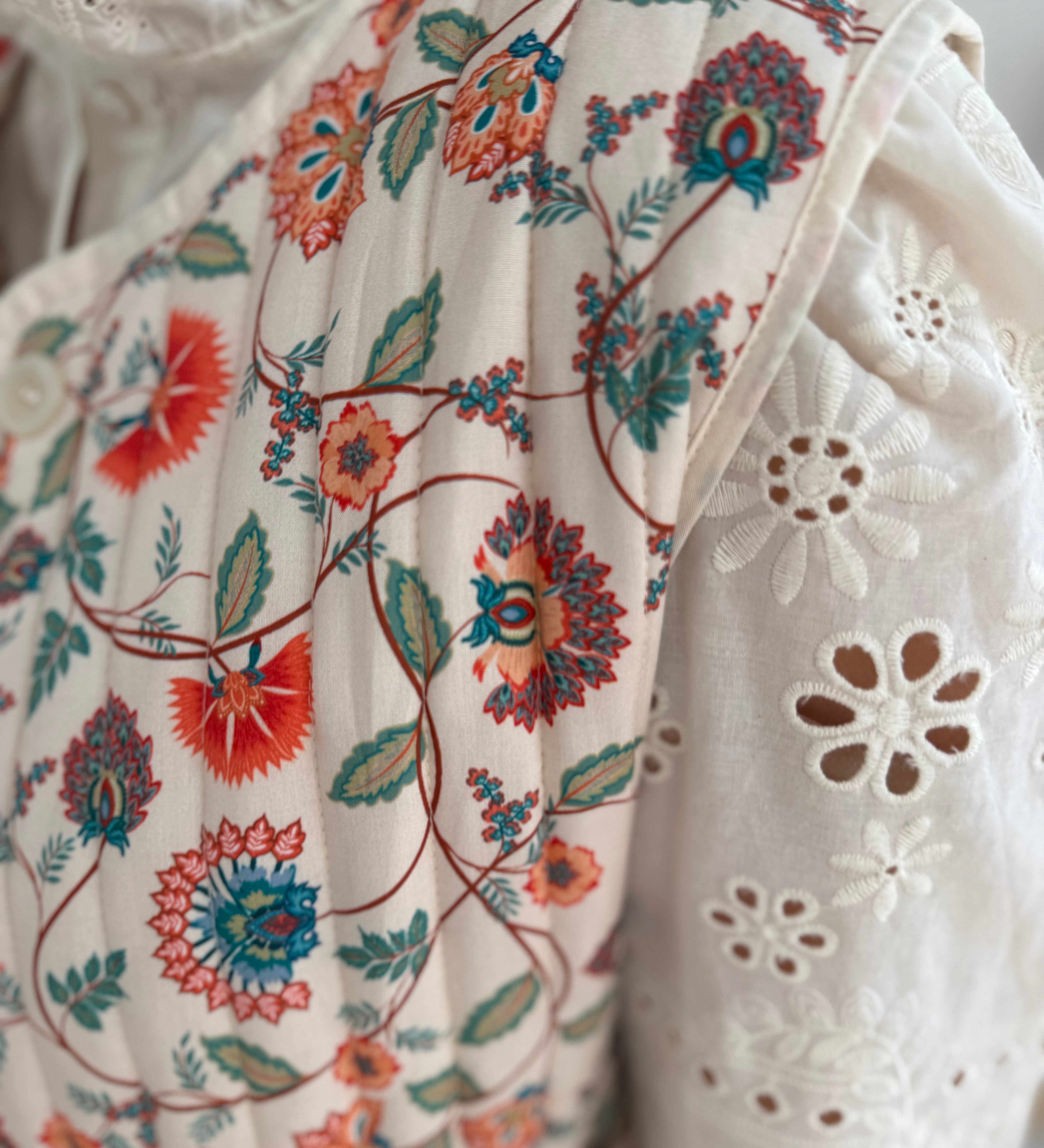 Leichte Baumwollweste in beige mit verspieltem bunten Blumenmuster in orange, blau und grün Tönen