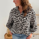 Locker fallende Bluse aus Musselinstoff mit Leoprint Muster.