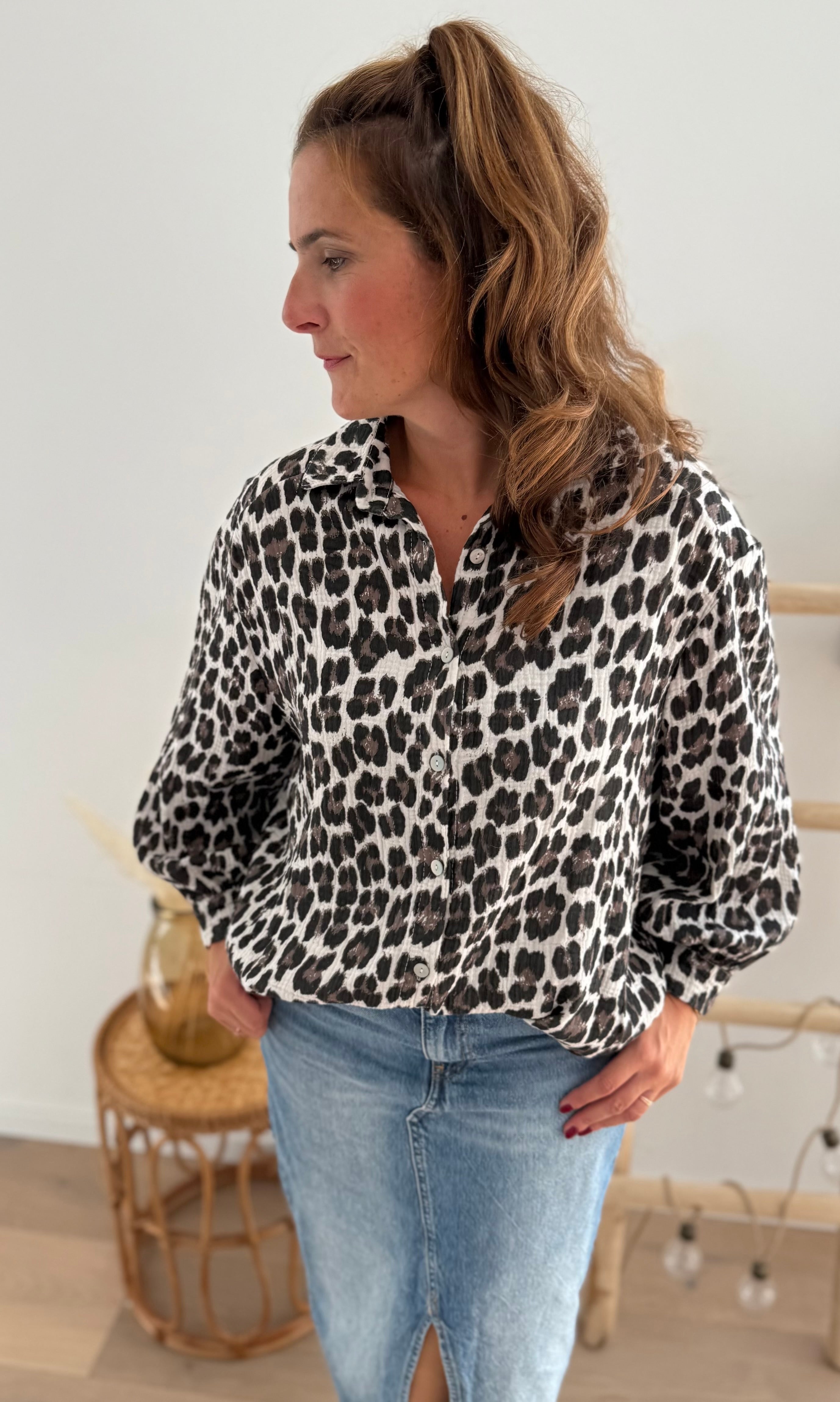 Locker fallende Bluse aus Musselinstoff mit Leoprint Muster.