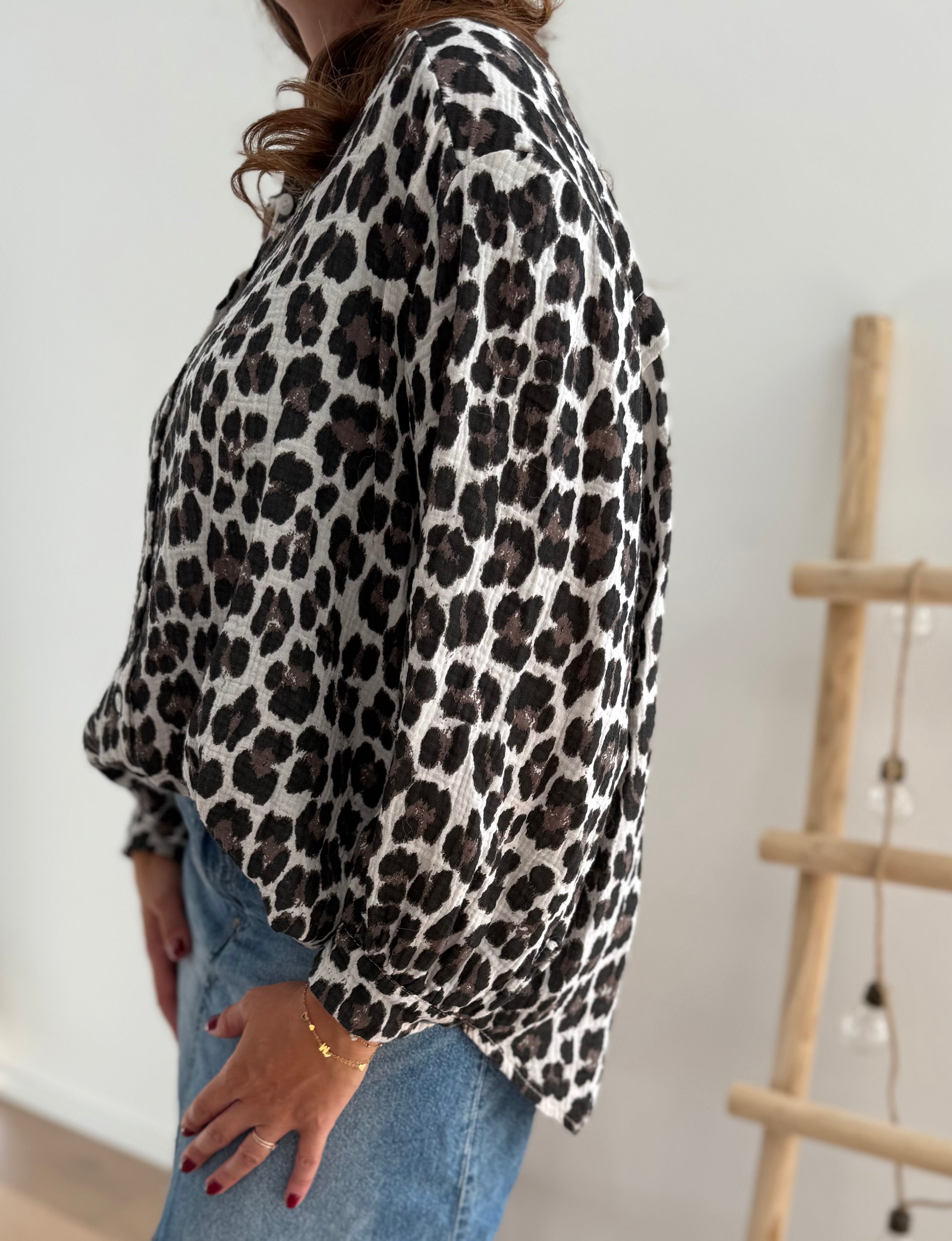 Locker fallende Bluse aus Musselinstoff mit Leoprint Muster.