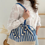 Weiße Bluse mit Blumen Stickereien. Die Bluse hat lange Ärmel, einen verspielter Stehkragen und eine Knopfleiste mit Spitze.