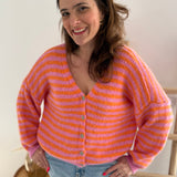 Locker fallende Strickjacke mit langen Ärmeln, V Ausschnitt und dezenter Knopfleiste in rosa orange gestreift