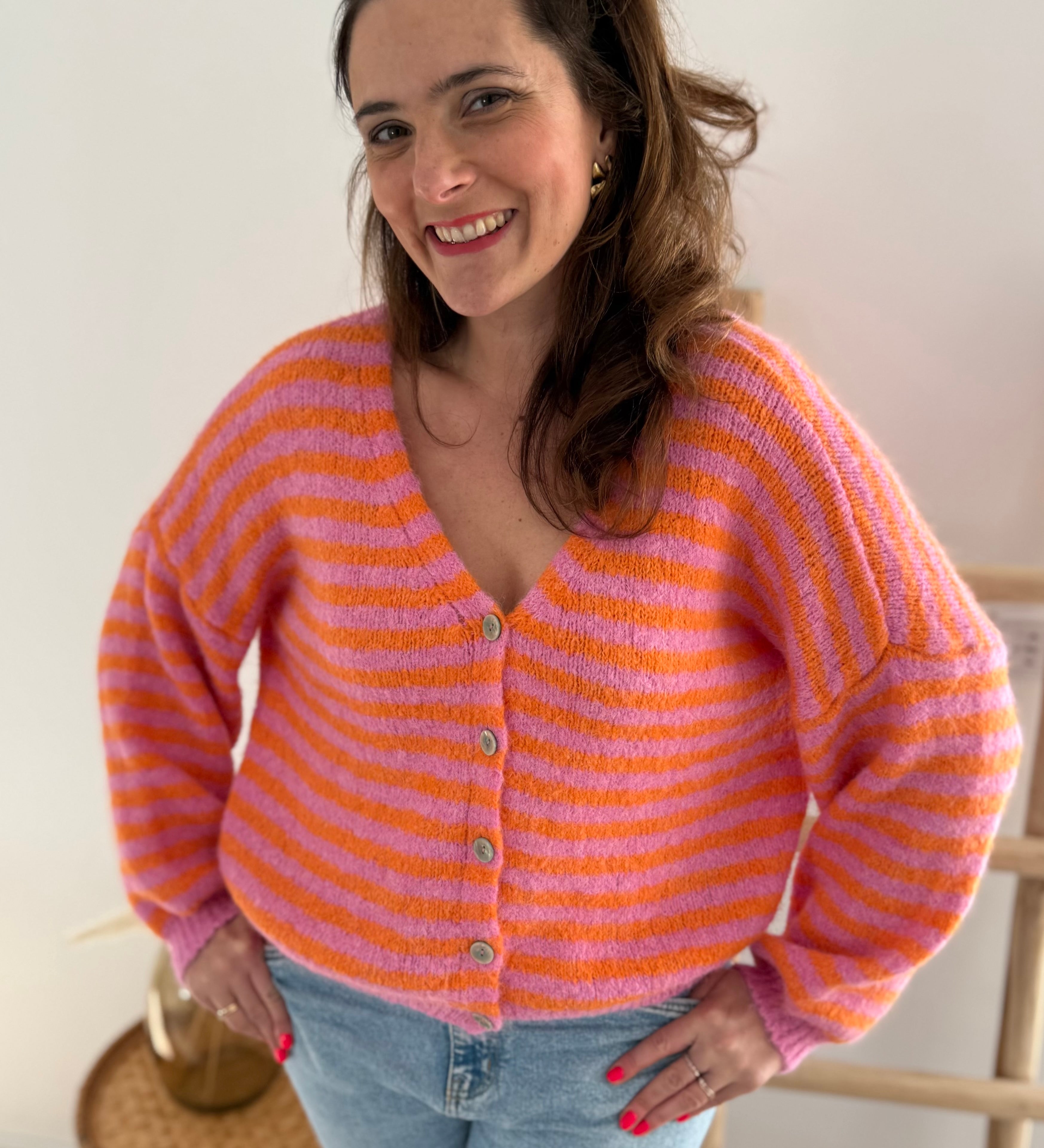 Locker fallende Strickjacke mit langen Ärmeln, V Ausschnitt und dezenter Knopfleiste in rosa orange gestreift