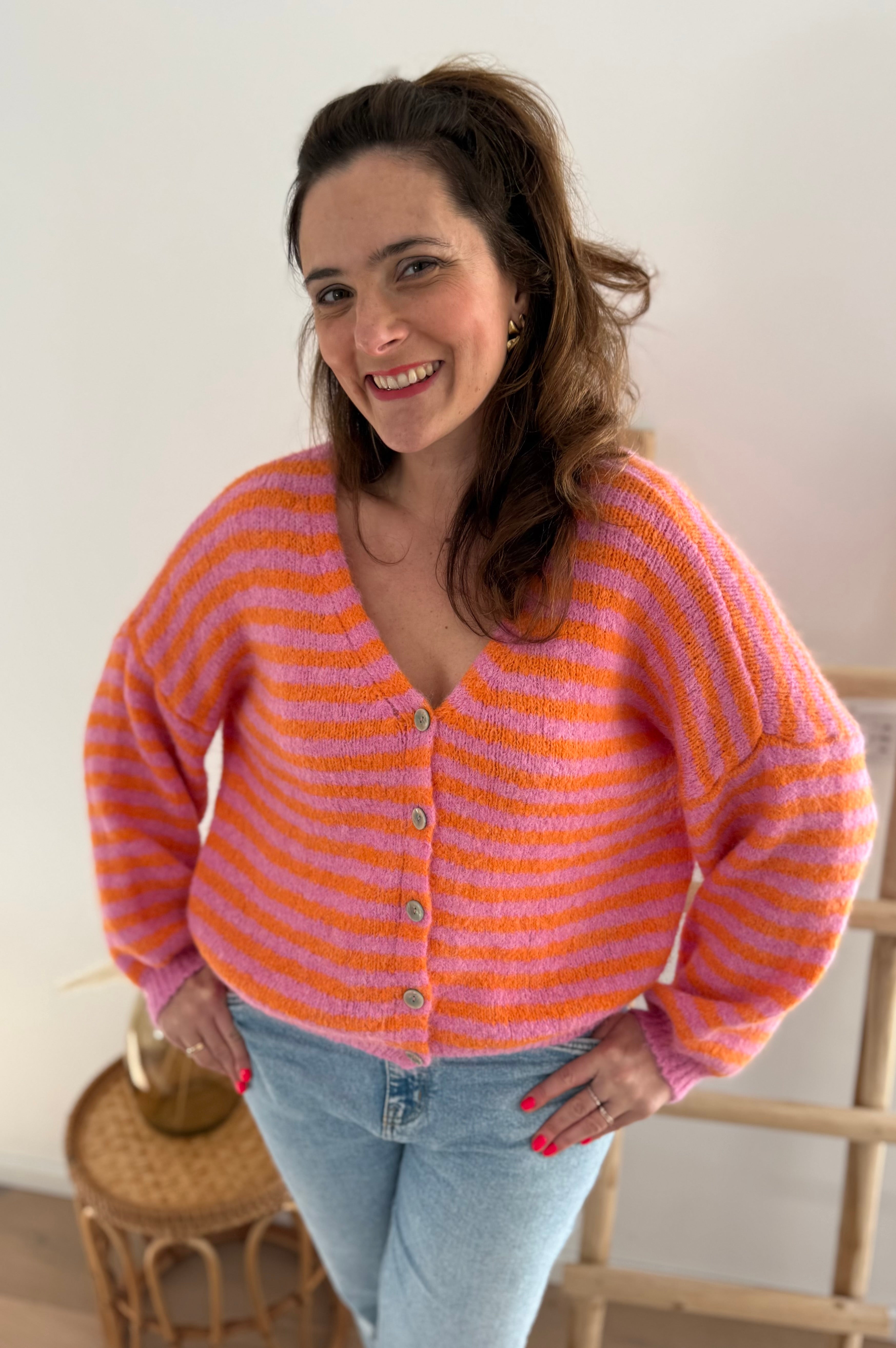 Locker fallende Strickjacke mit langen Ärmeln, V Ausschnitt und dezenter Knopfleiste in rosa orange gestreift