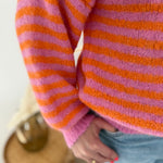 Locker fallende Strickjacke mit langen Ärmeln, V Ausschnitt und dezenter Knopfleiste in rosa orange gestreift
